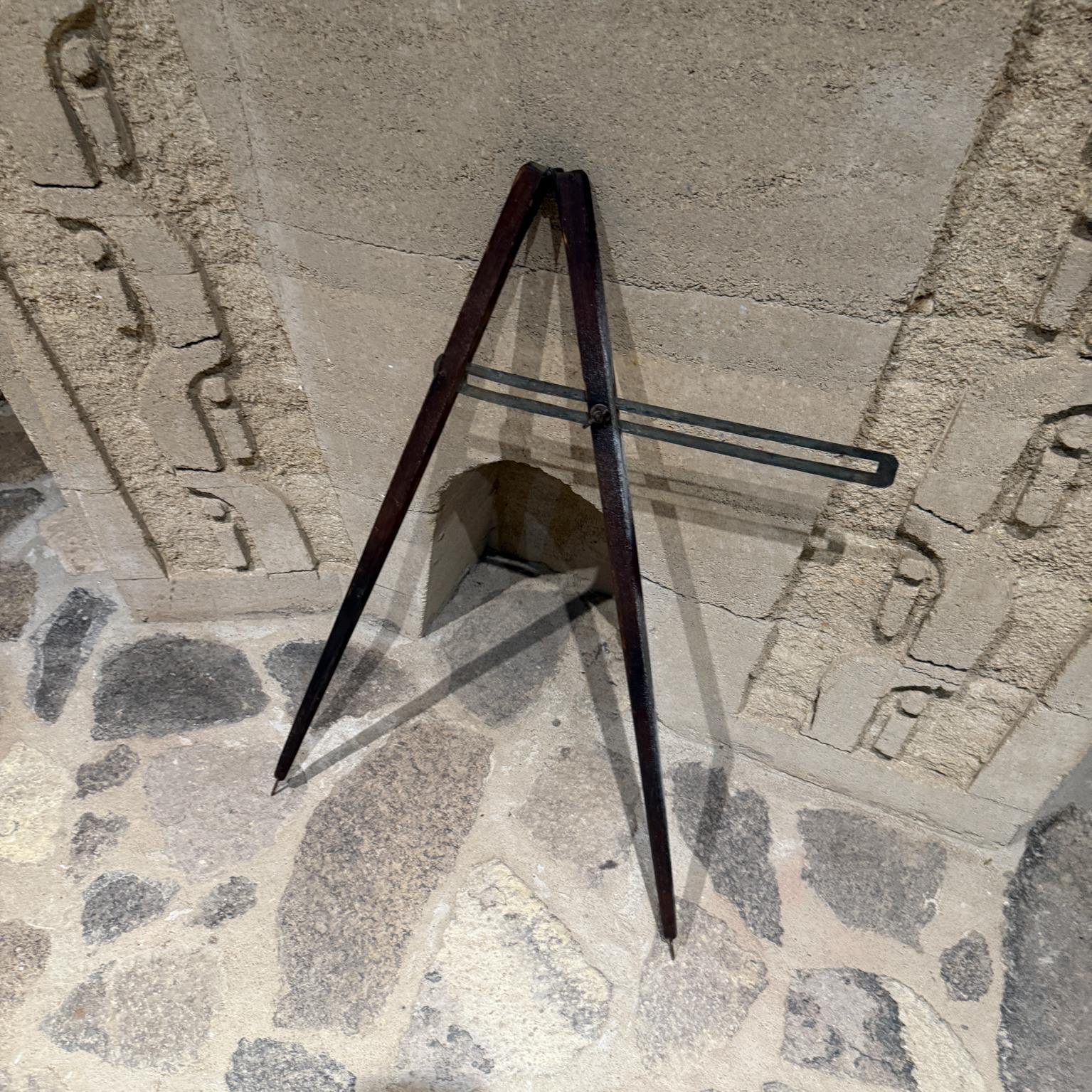 Antique Wood Compass Shop Carpenter Tool Decorative Sculpture In Fair Condition For Sale In Chula Vista, CA