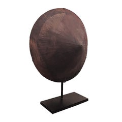 Antike Wood Diamond Pan aus Borneo, auf Ständer