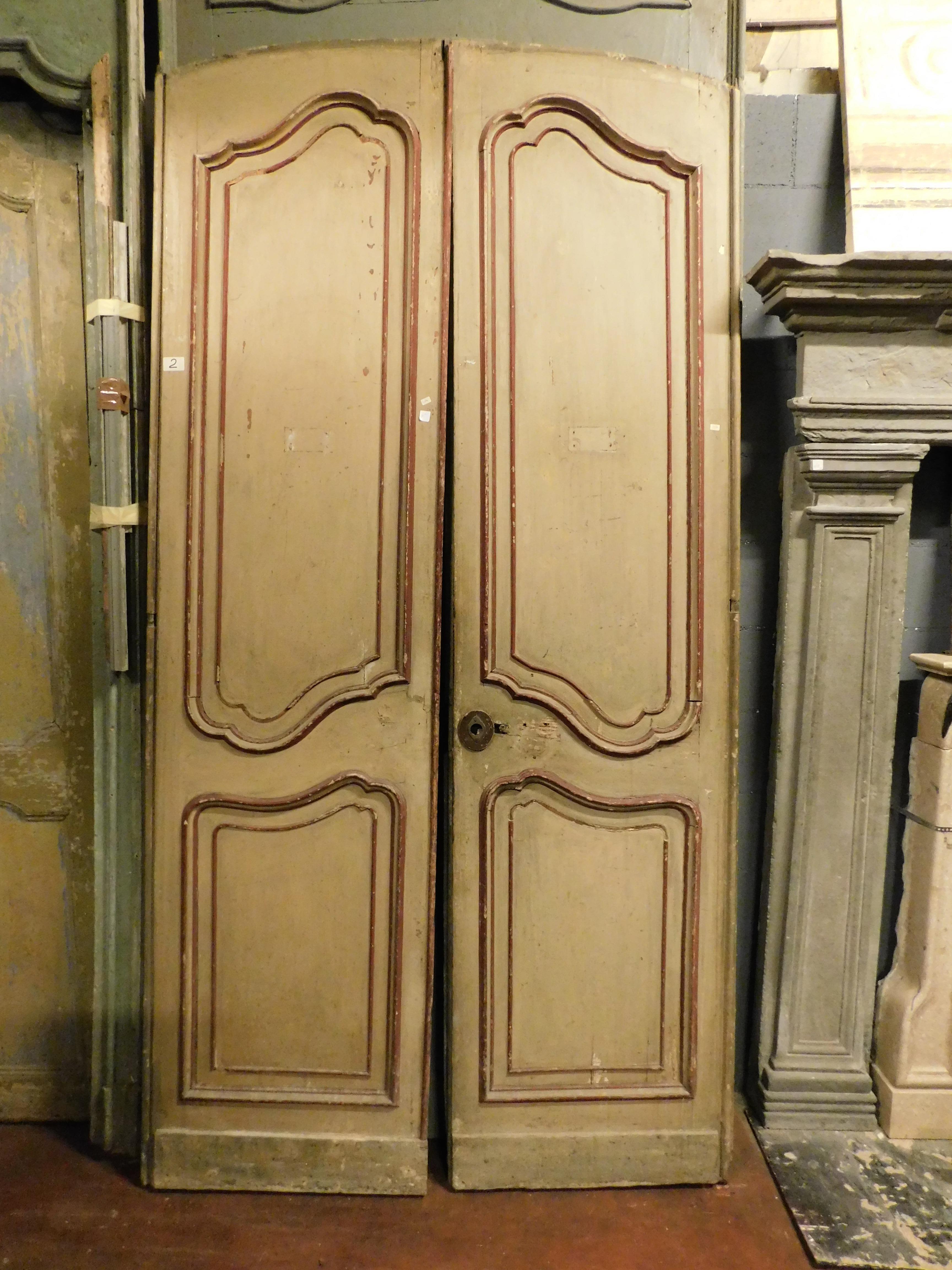 Laqué Doubles portes anciennes laquées rouge et beige, 1700, Italie en vente
