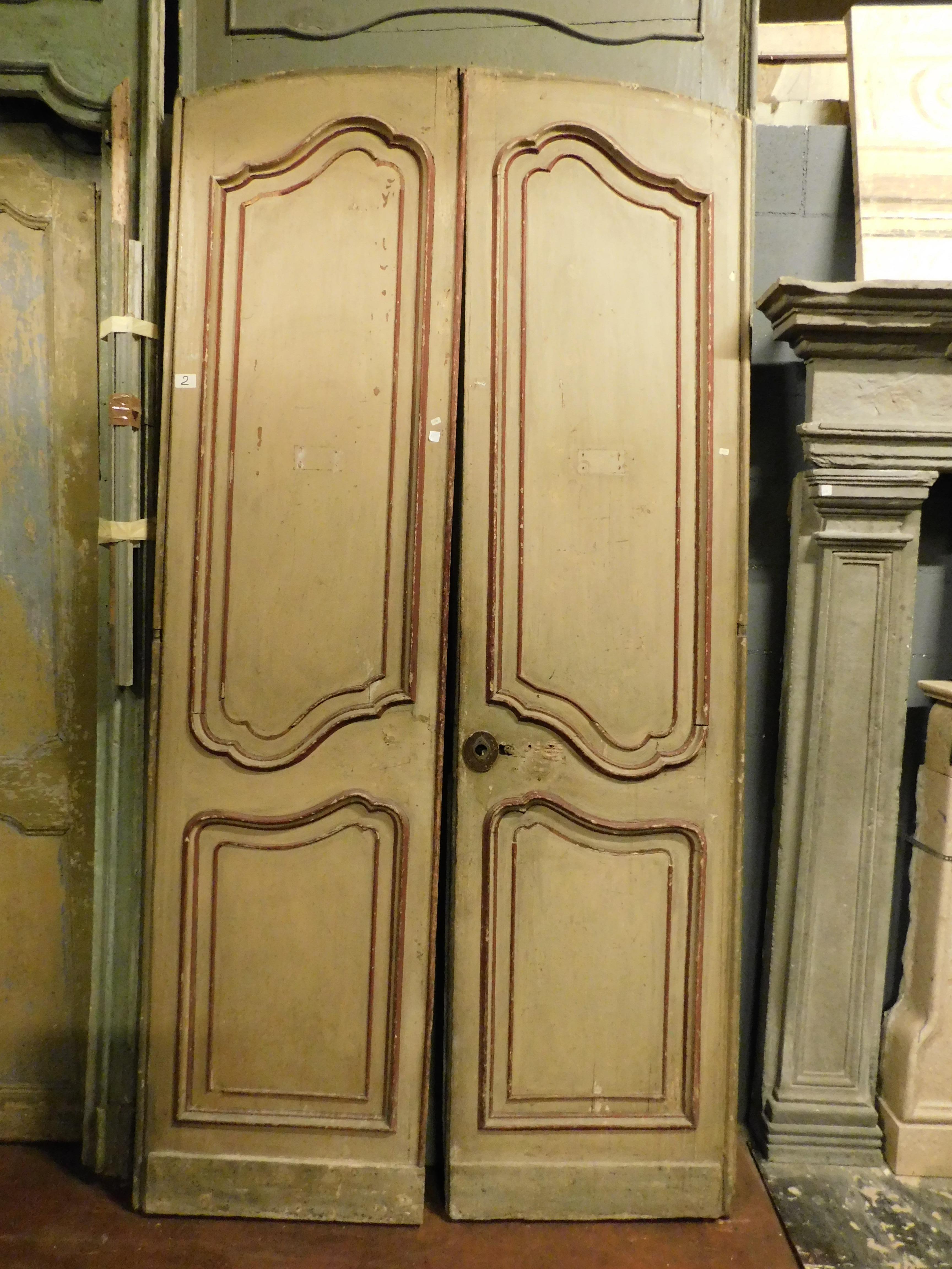 Doubles portes anciennes laquées rouge et beige, 1700, Italie Bon état - En vente à Cuneo, Italy (CN)