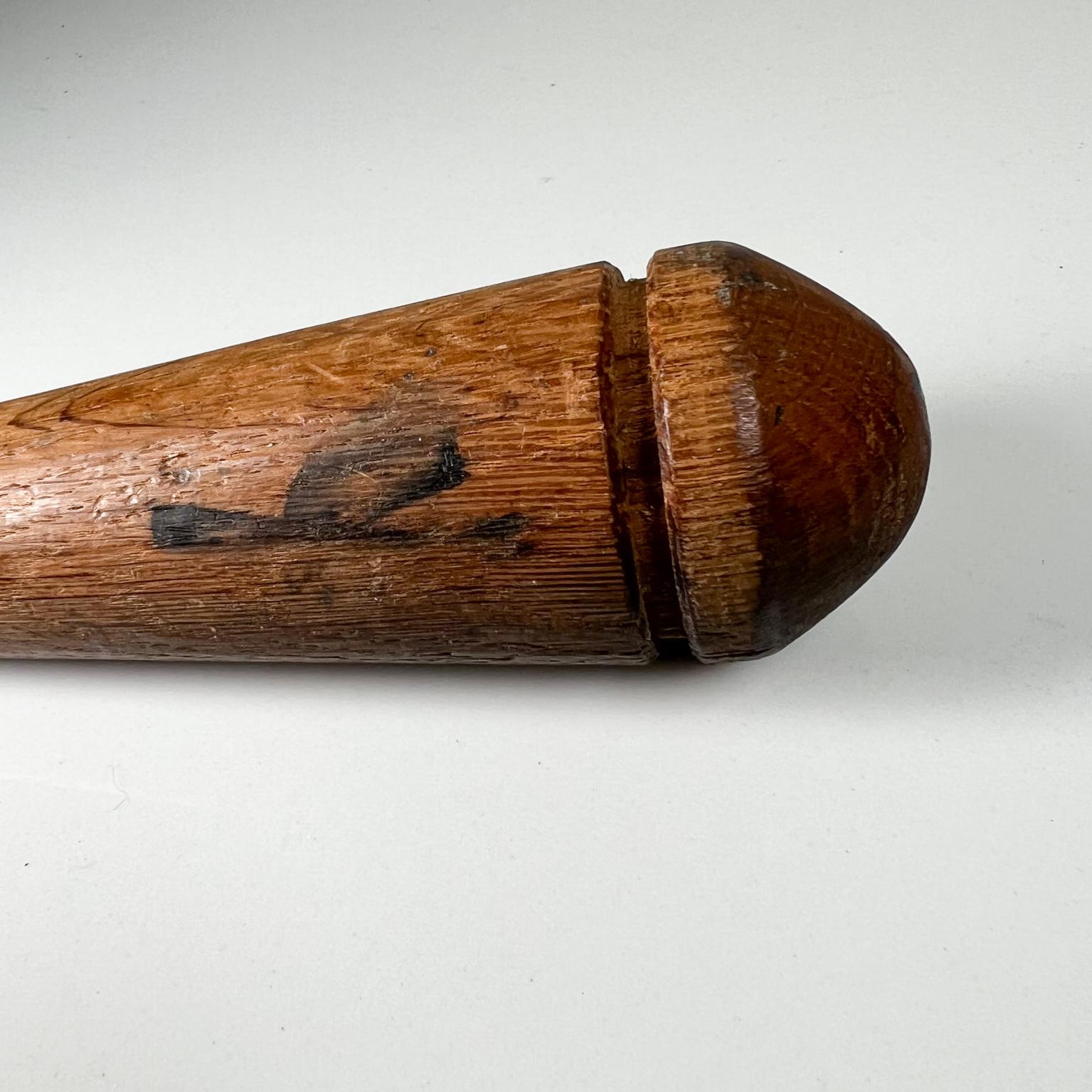 Strumento antico in Wood, con scanalature nella parte superiore per la cinghia di corda.
Collezionabile nautico.
Misure: 8,75 lunghezza x 2 diametro
Condizioni originali d'epoca.
Fai riferimento alle immagini fornite.

