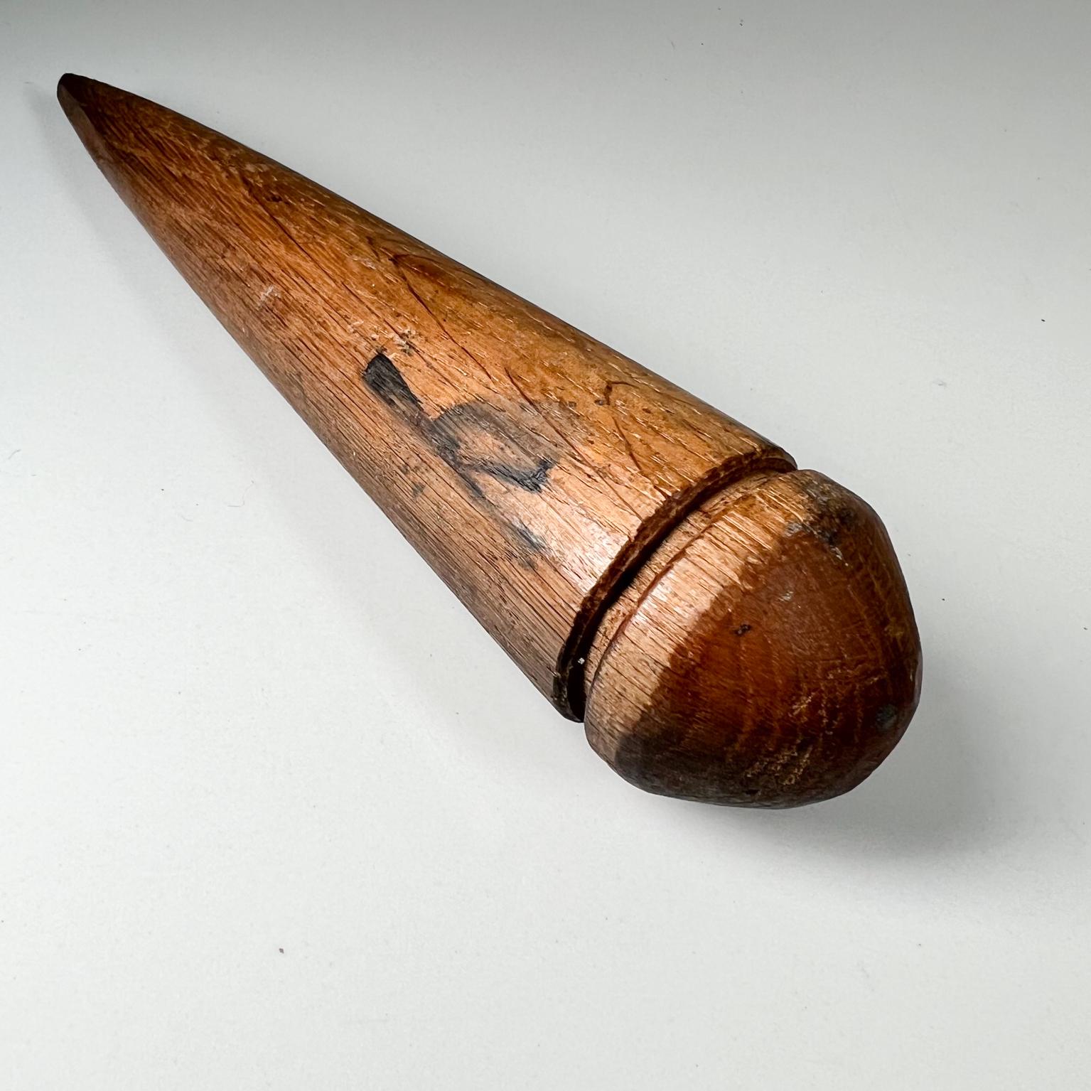 Antico strumento tessile di Wood Fid per affettare le corde marine In condizioni buone a Chula Vista, CA