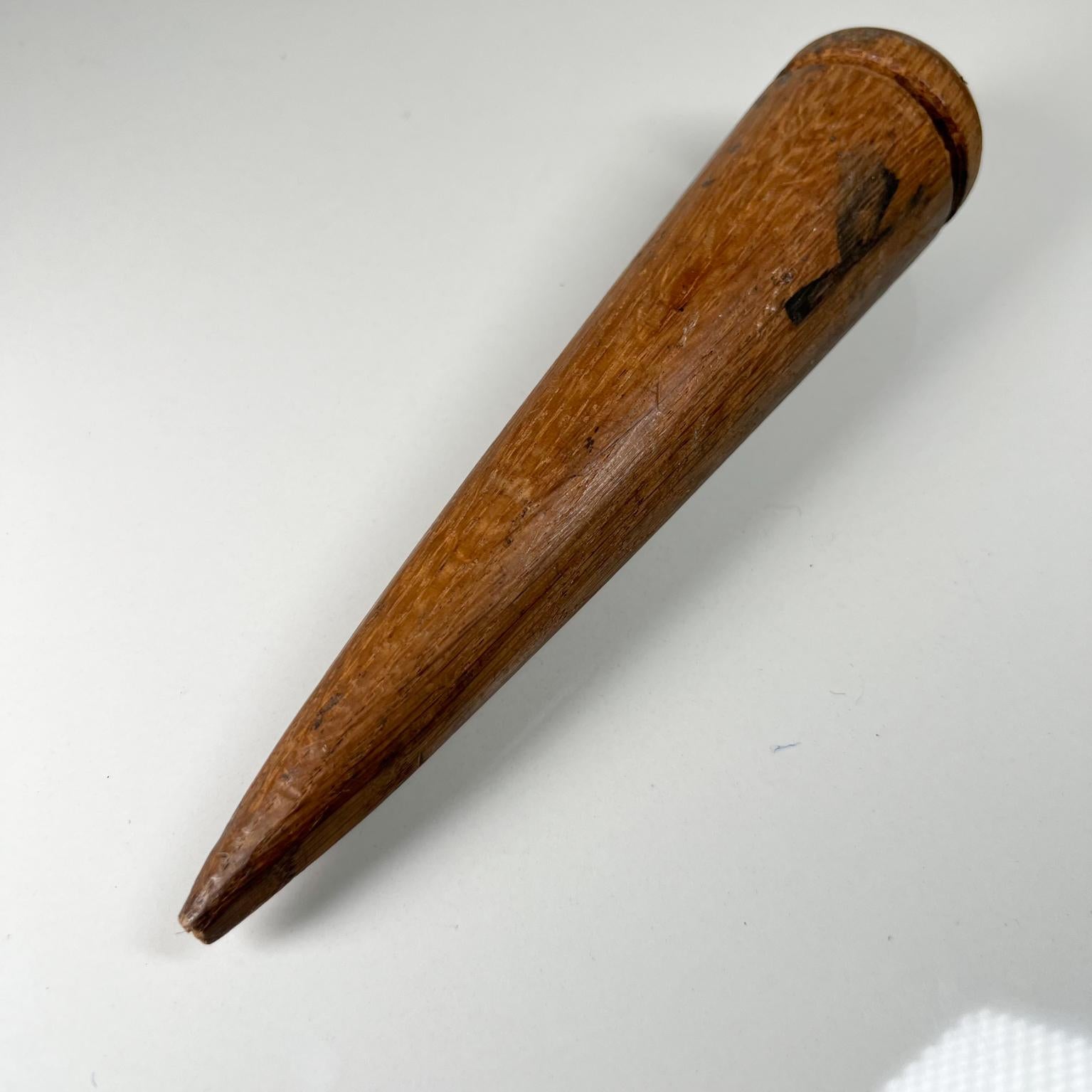 XX secolo Antico strumento tessile di Wood Fid per affettare le corde marine