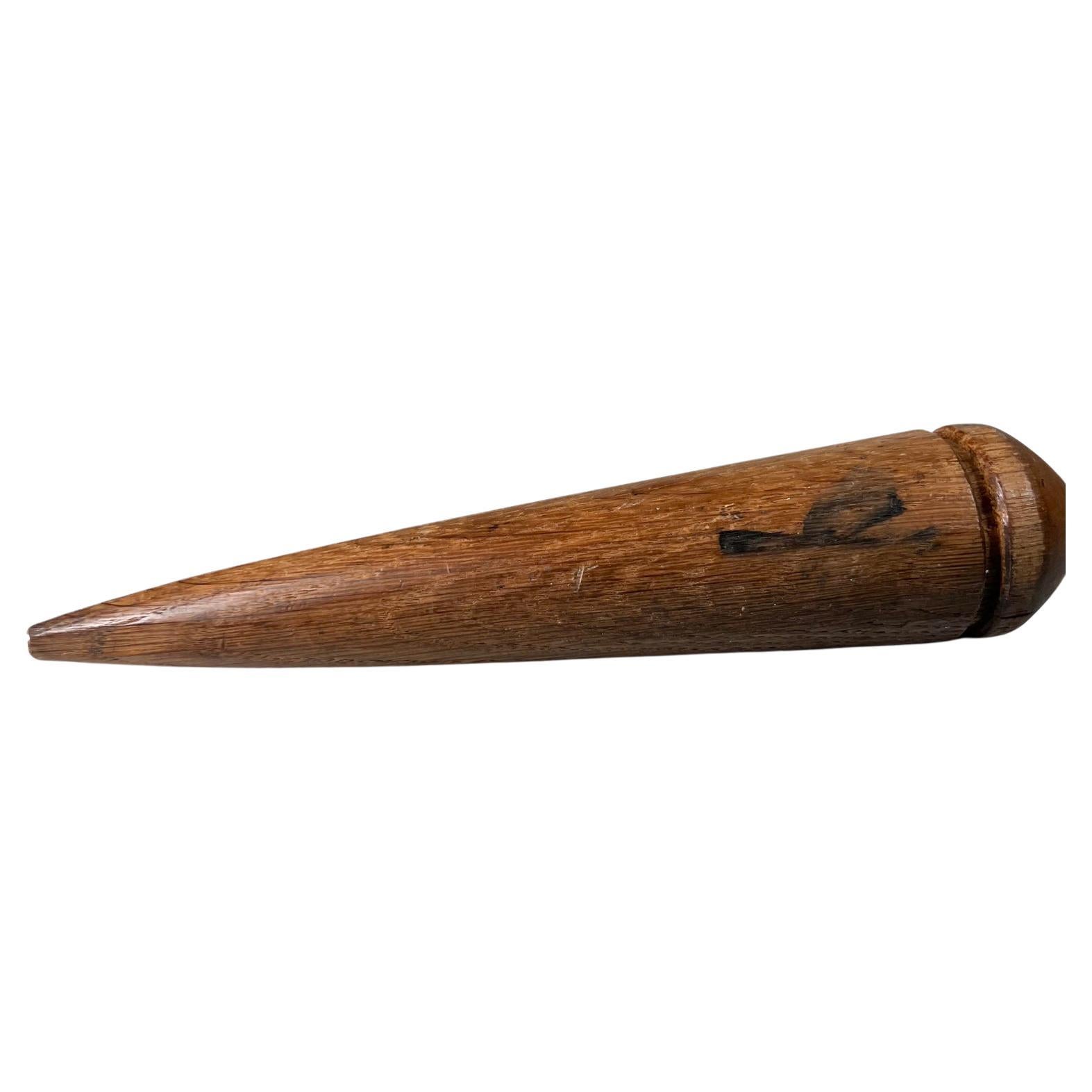 Antico strumento tessile di Wood Fid per affettare le corde marine