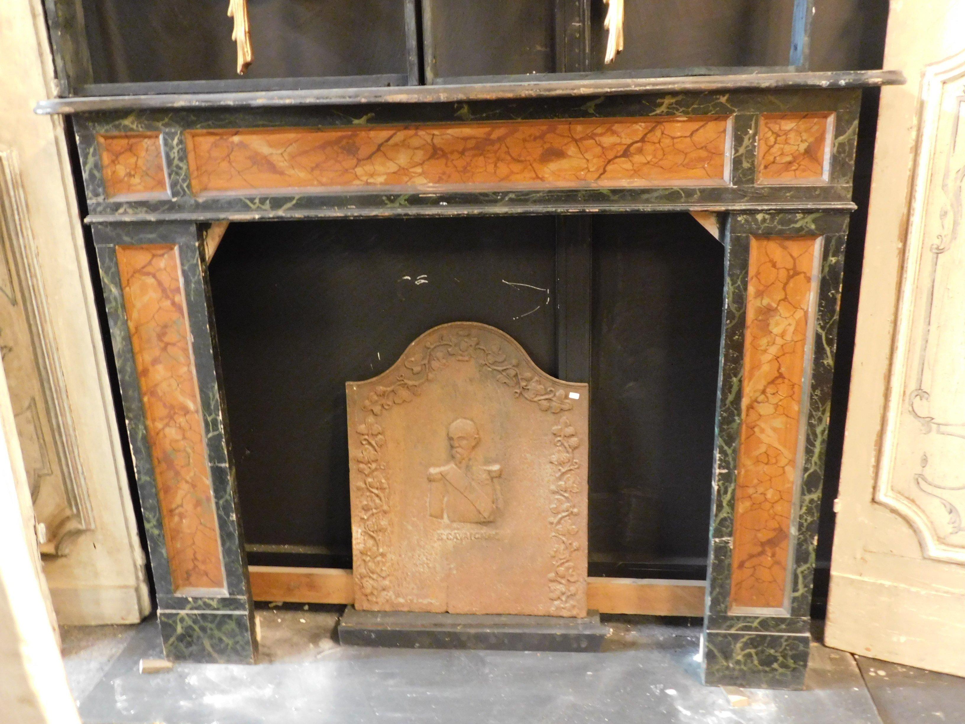 Ancient wooden fireplace, hand-lacquered with fake marble technique, black and brown colors, produced in the late 1800s in Italy.
Elegant and refined, with geometric shapes, therefore well adaptable to any type of context, both modern and older. In
