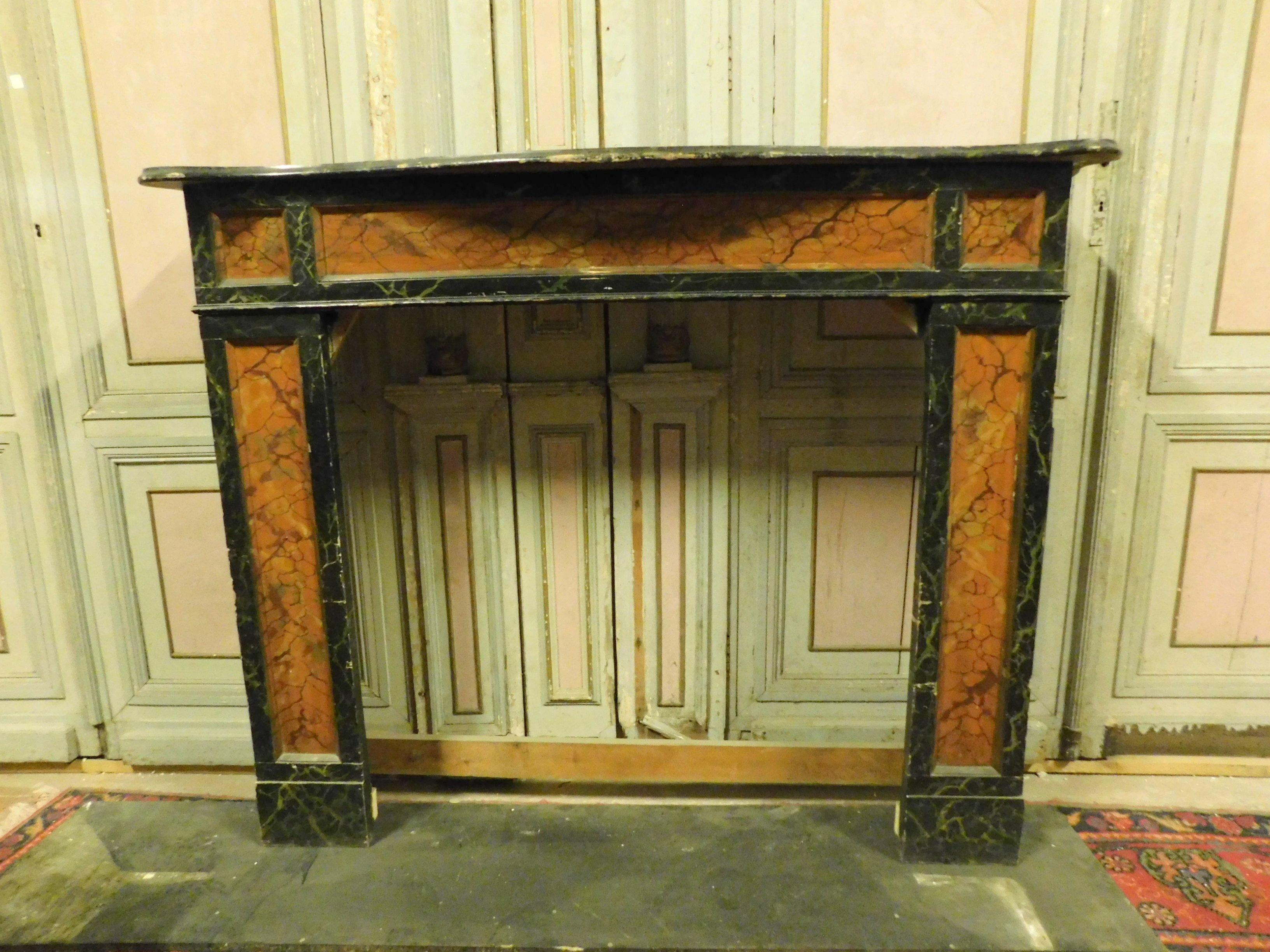 Peint à la main Cheminée ancienne en bois en imitation de marbre noir et brun laqué:: 1800 Italie en vente