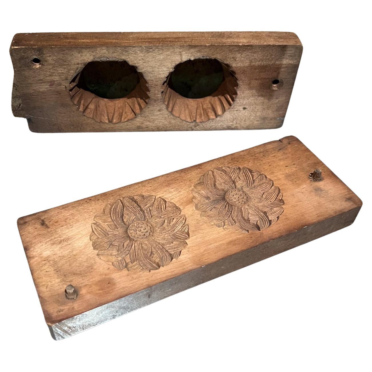 Antike Holz Blume Schimmel zwei Löcher