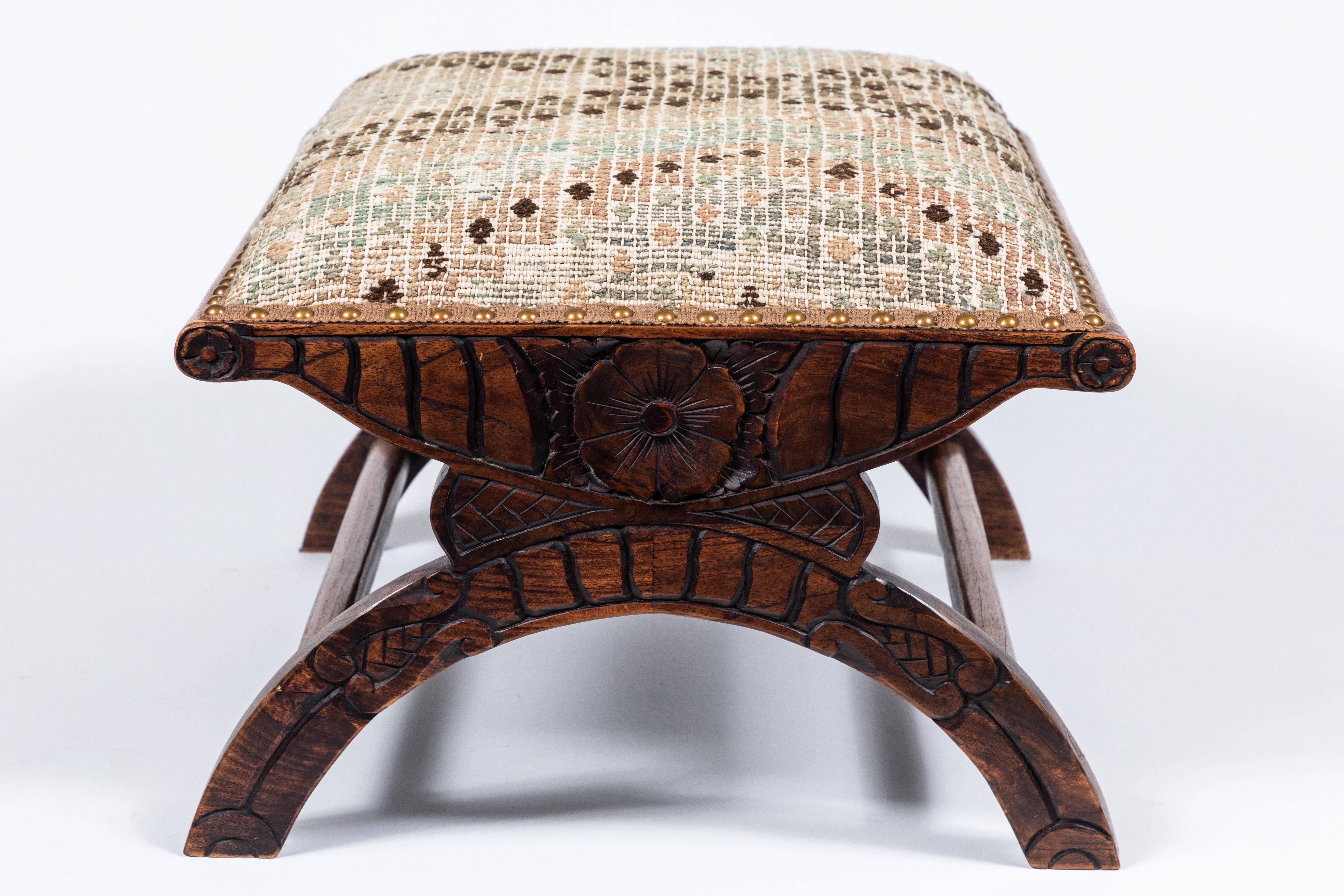 Antique Wood Footstool Upholstered in a Vintage Turkish Rug (20. Jahrhundert)