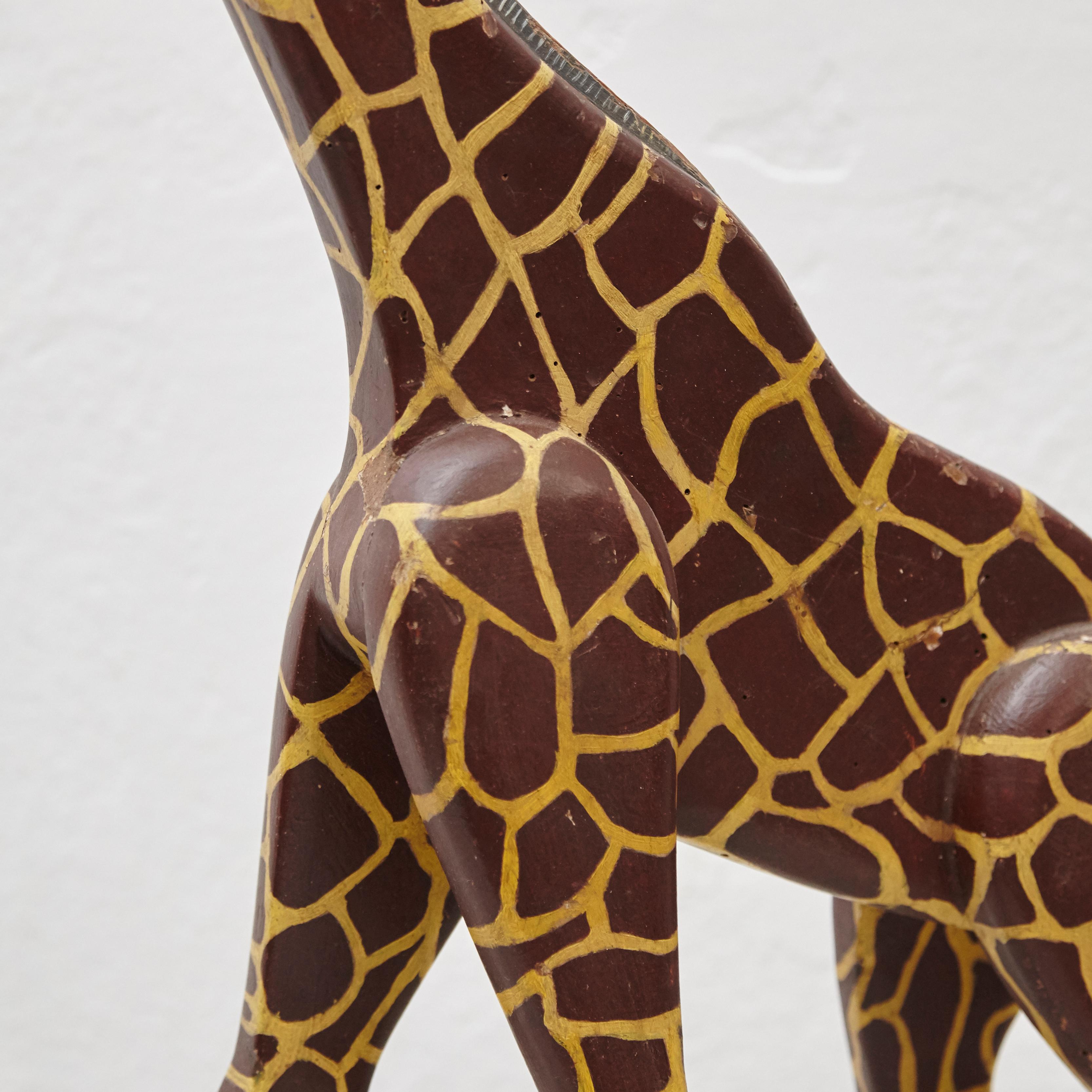 Antique wood giraffe sculpture.
By unknown artist, circa 1930. In original condition, with minor wear consistent with age and use, preserving a beautiful patina.

Materials:
Wood

Dimensions:
D 43 cm x W 16 cm x H 57 cm.