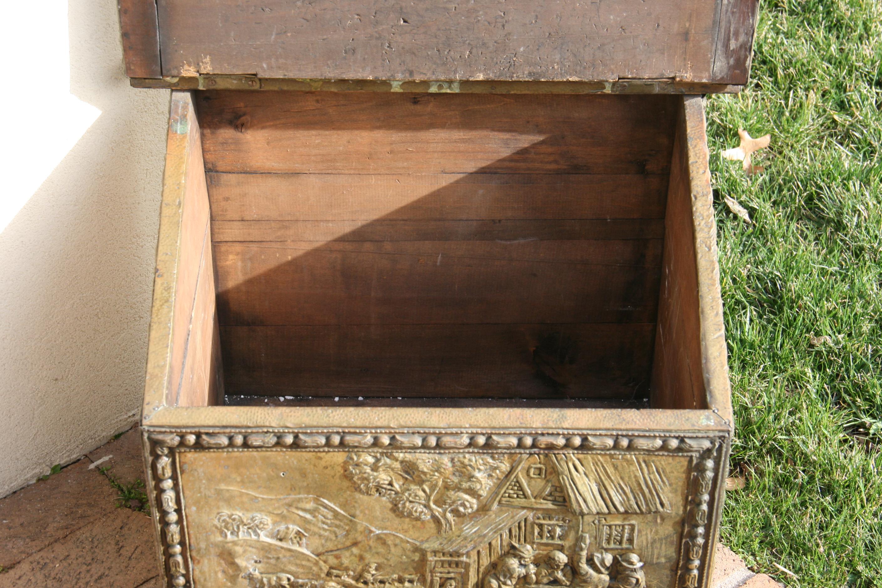 Antico portaoggetti in Wood e bidone del carbone  rivestito in ottone dorato goffrato fine XIX secolo in vendita 4