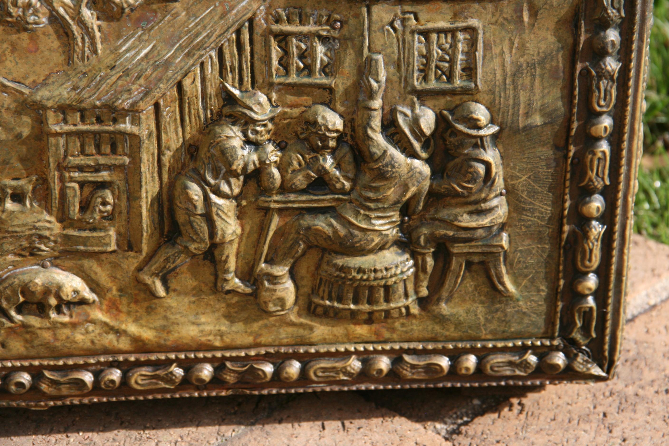 Antico portaoggetti in Wood e bidone del carbone  rivestito in ottone dorato goffrato fine XIX secolo in vendita 5