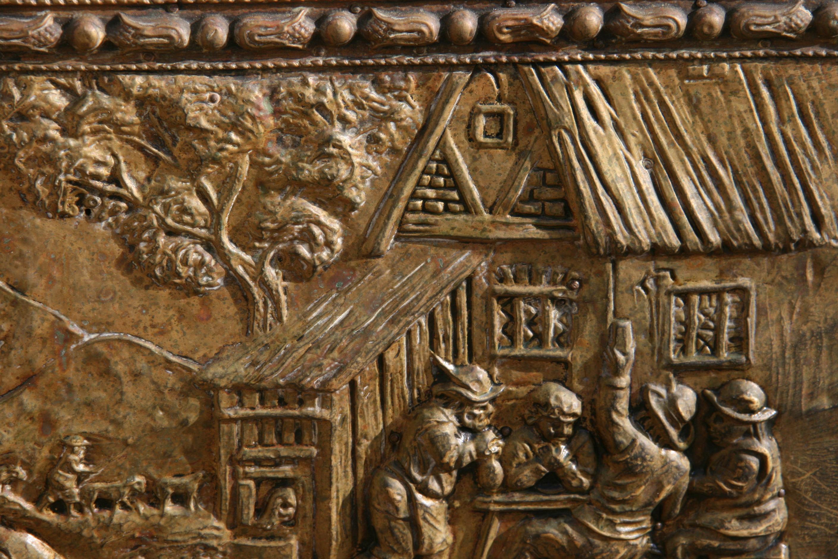 Antico portaoggetti in Wood e bidone del carbone  rivestito in ottone dorato goffrato fine XIX secolo in vendita 8