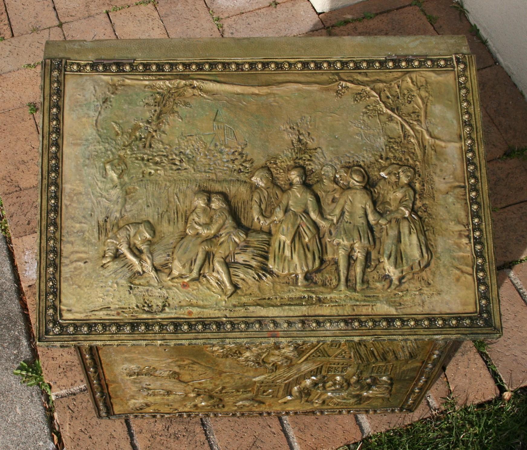 3-477 Scatola inglese in legno rivestita in ottone con scene di campagna inglese e scene di taverna su tutti i lati
Originariamente veniva utilizzato per il legno/carbone  ora può essere utilizzato per molteplici usi di archiviazione.