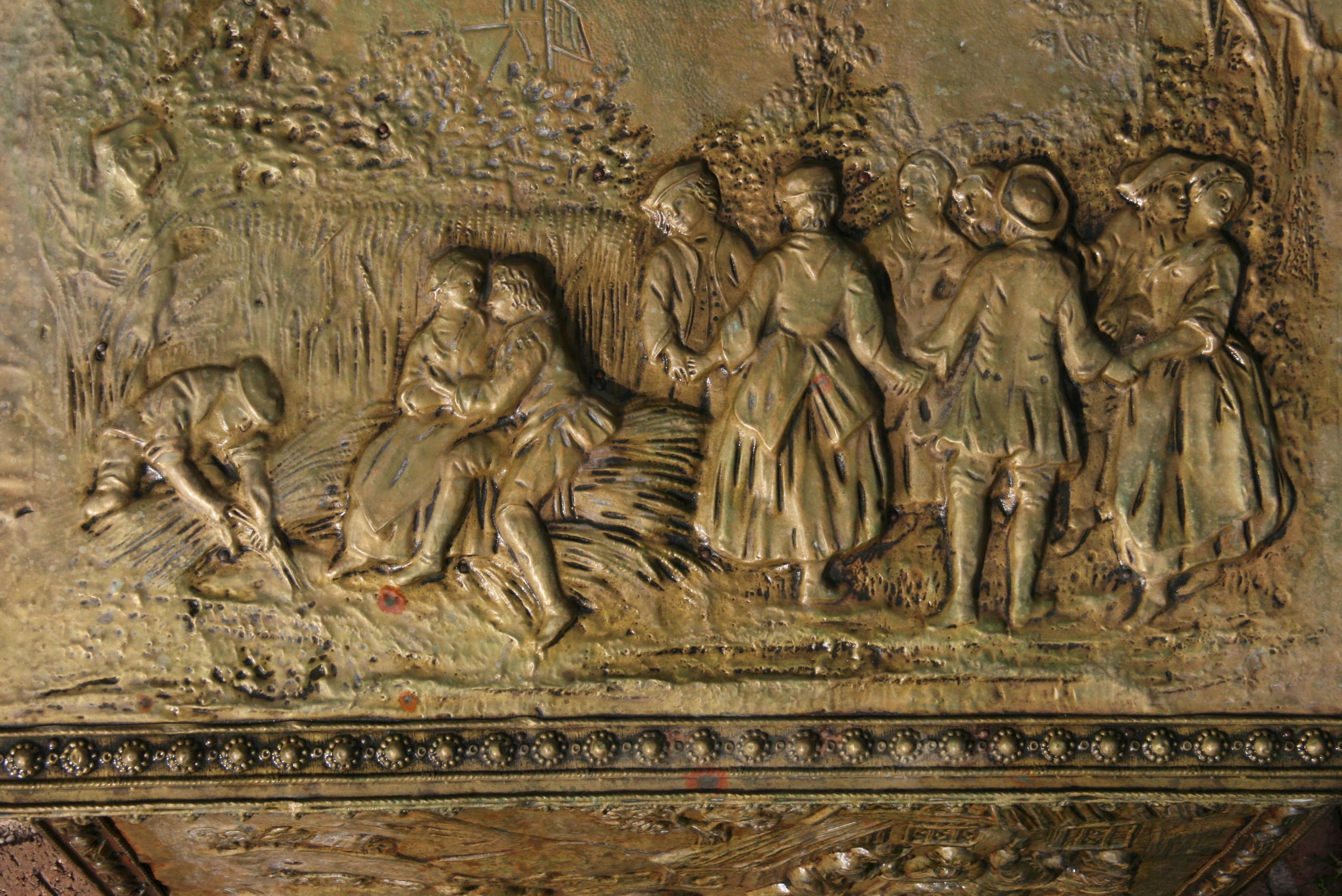 Antico portaoggetti in Wood e bidone del carbone  rivestito in ottone dorato goffrato fine XIX secolo In condizioni buone in vendita a Douglas Manor, NY