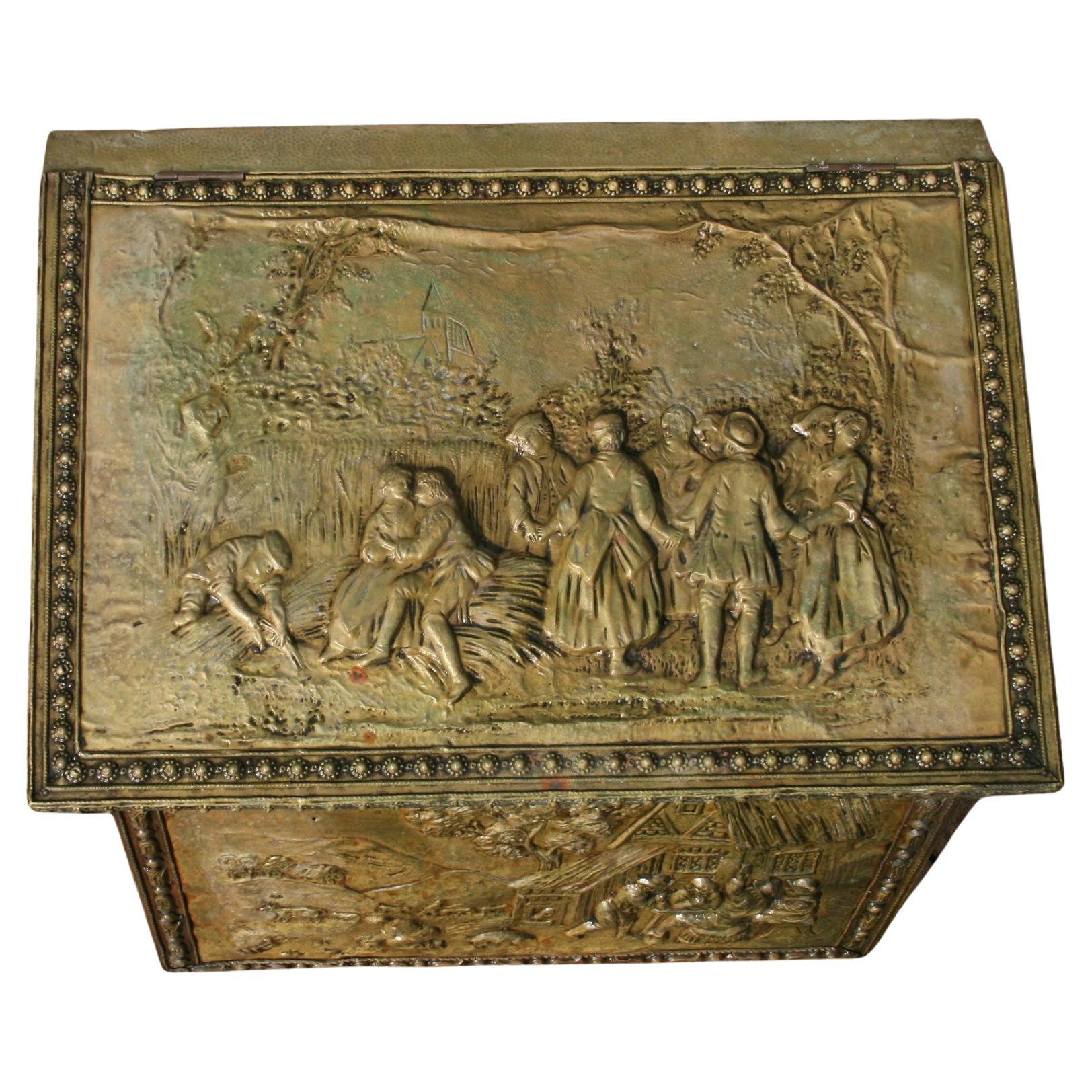 Antico portaoggetti in Wood e bidone del carbone  rivestito in ottone dorato goffrato fine XIX secolo
