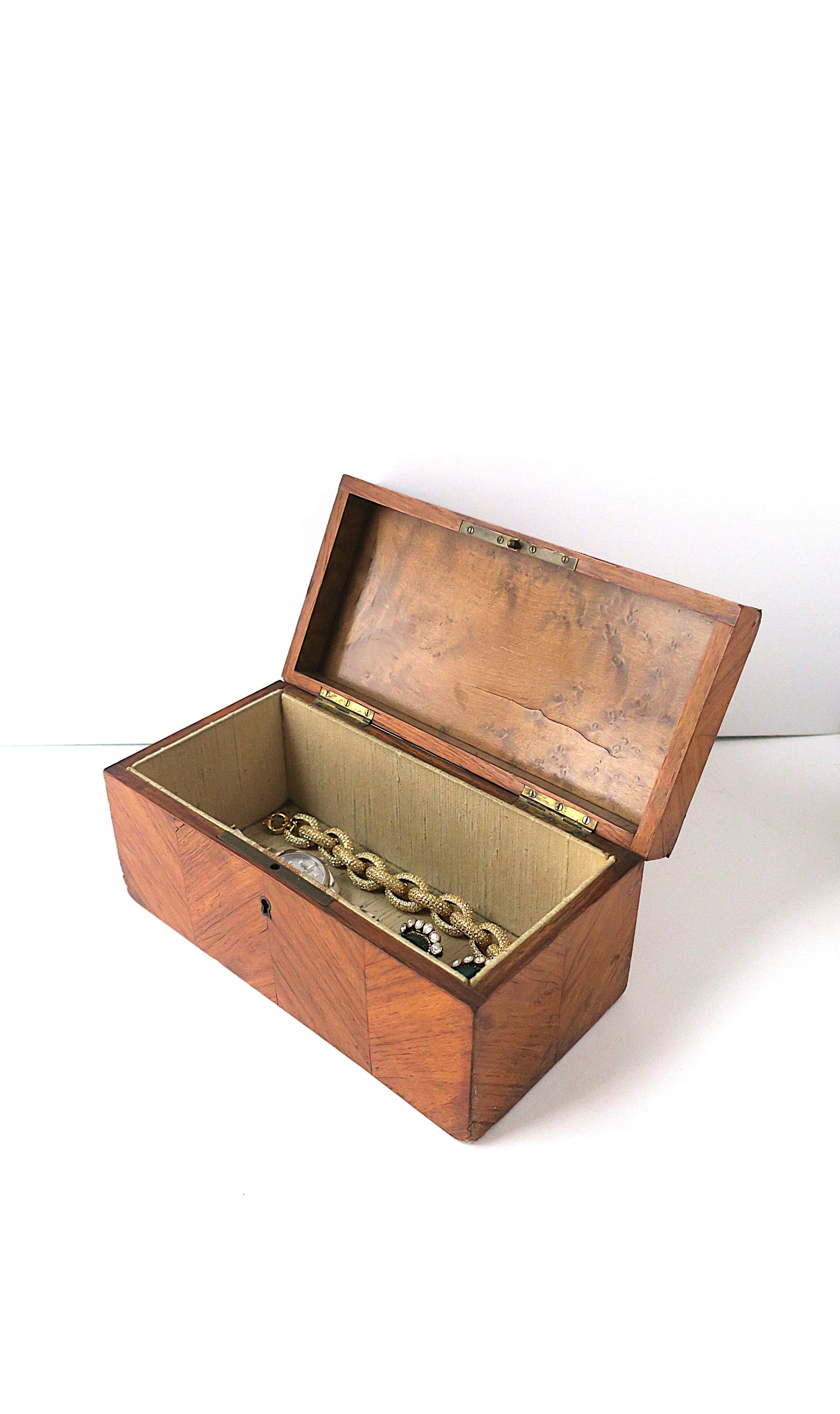 Antiguo joyero inglés de madera en venta 3
