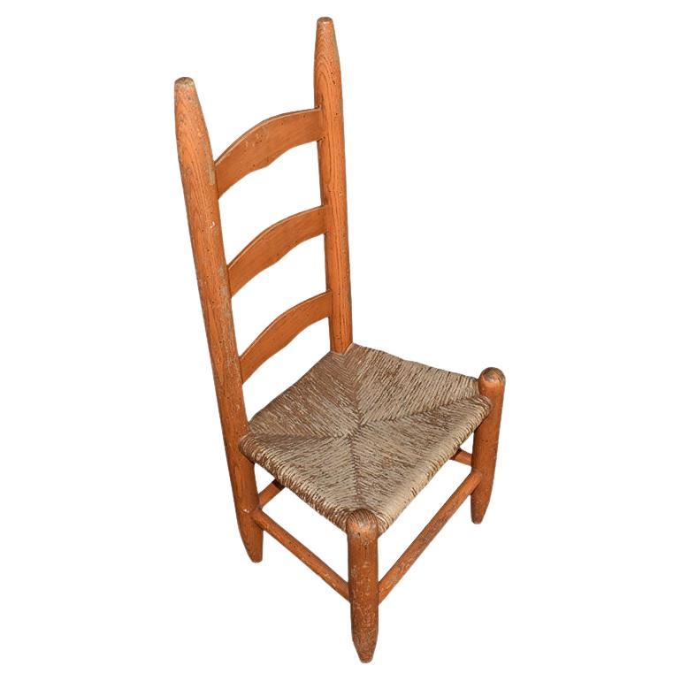Chaise d'appoint pour enfant en bois ancien avec dossier en échelle et siège en jonc peint en orange