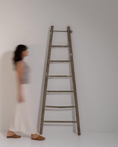 Escalera antigua de madera procedente de Francia, principios del siglo XX, acabado en marrón cálido