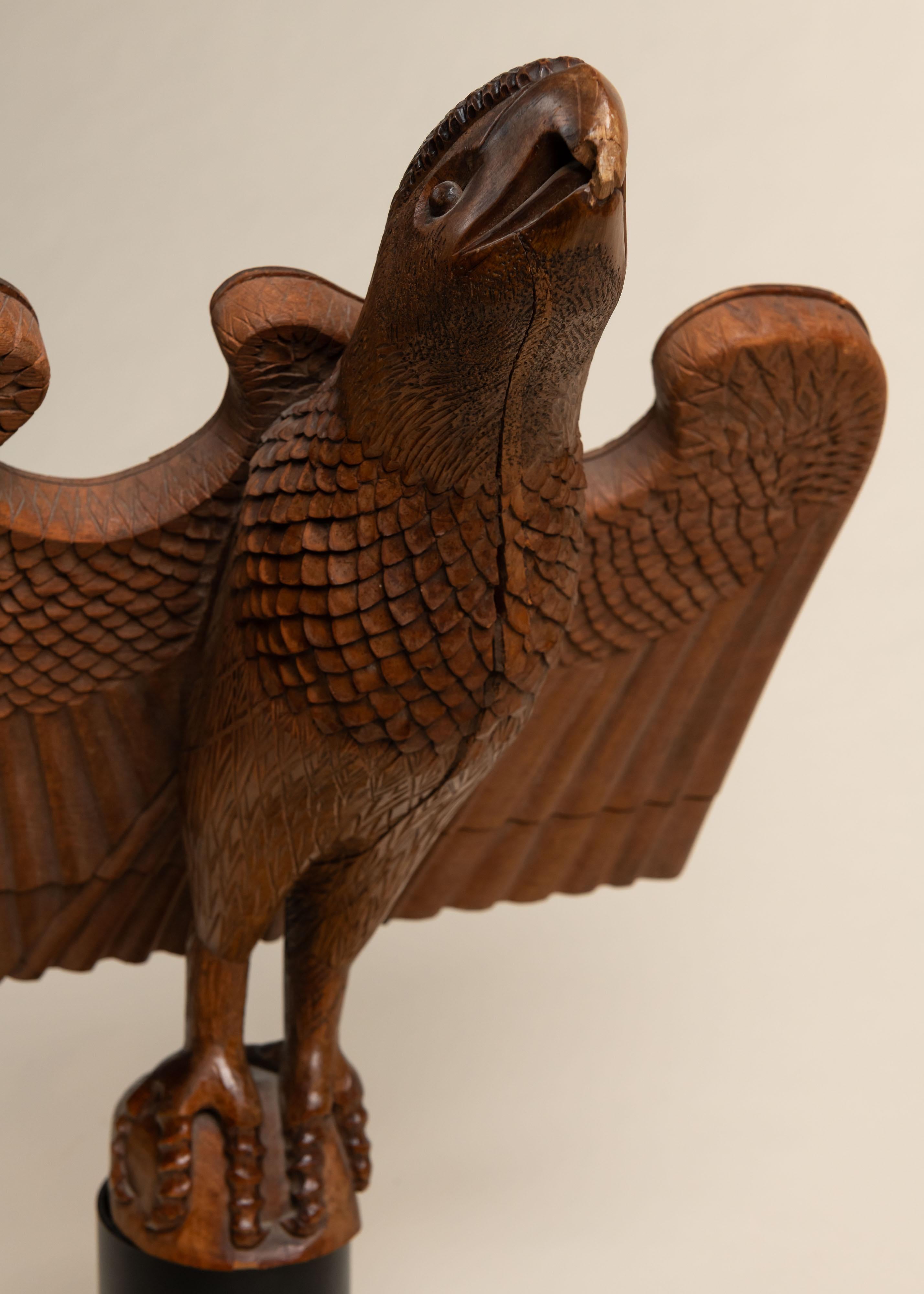 Ce pupitre ancien présente un aigle en bois sculpté à la main et fixé à une base en métal. Une belle pièce d'Amérique à placer sur une table ou une étagère.