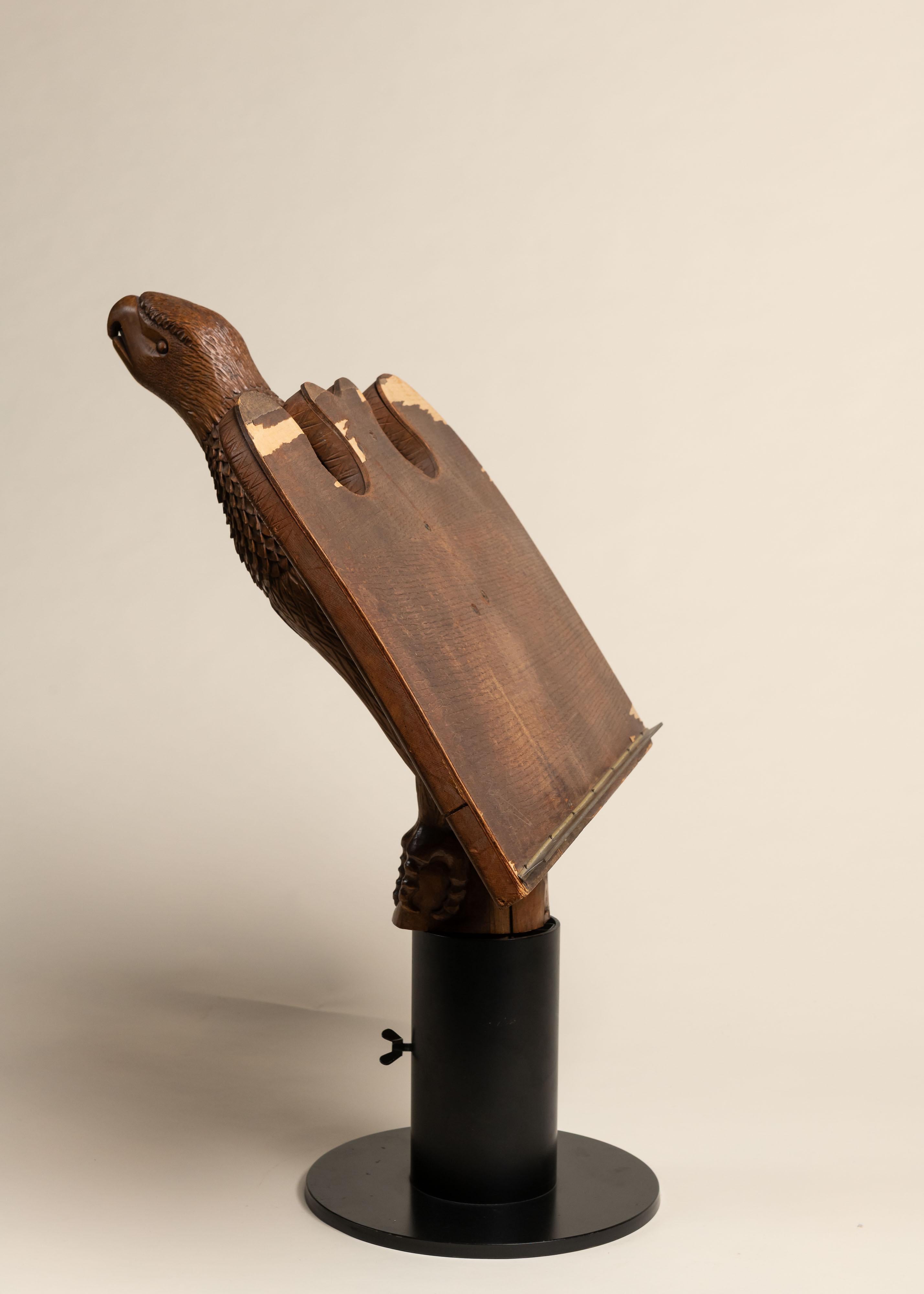 Sculpté à la main Lutrin ancien en Wood avec aigle sculpté, 20e siècle en vente