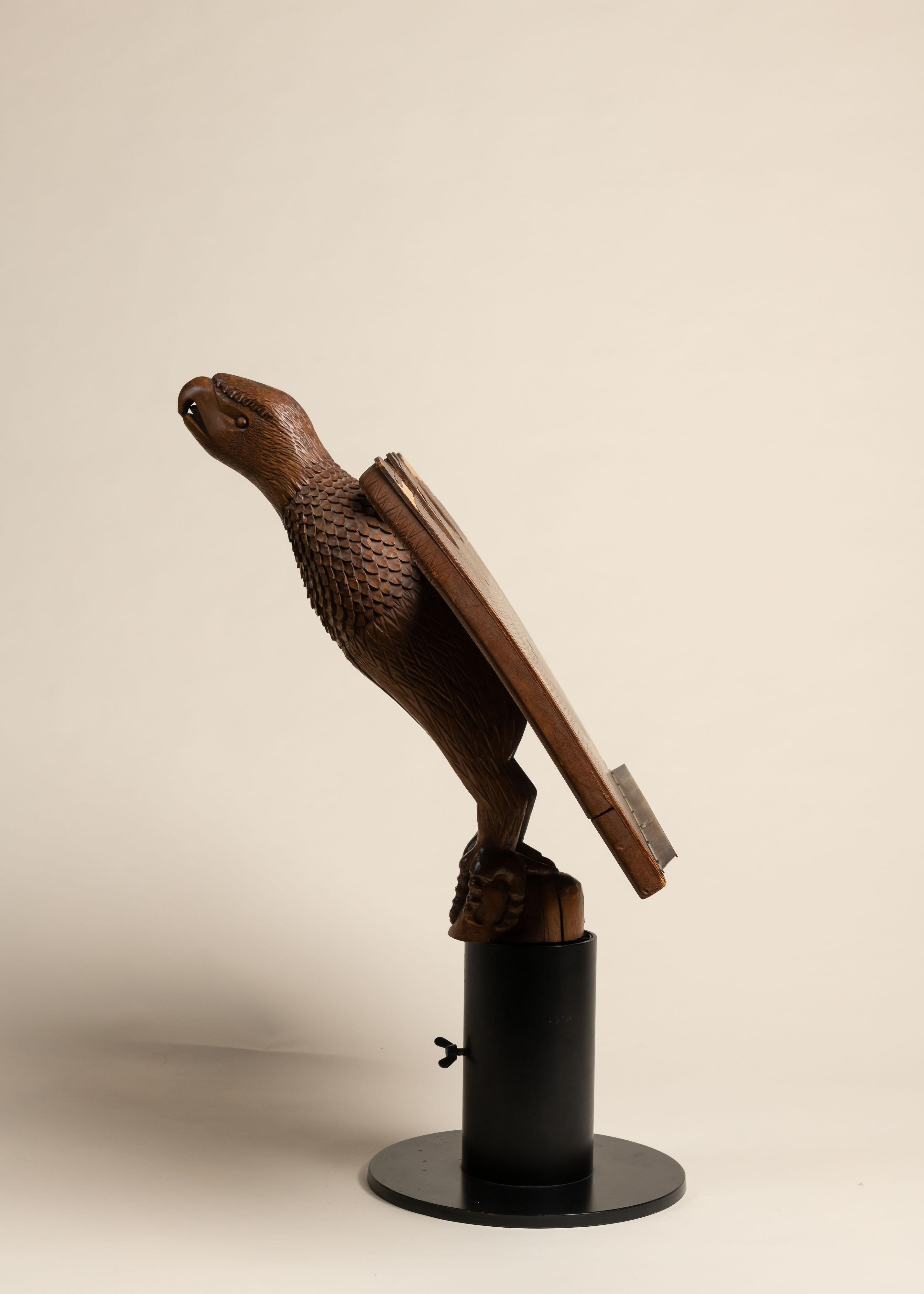 Lutrin ancien en Wood avec aigle sculpté, 20e siècle Bon état - En vente à San Francisco, CA
