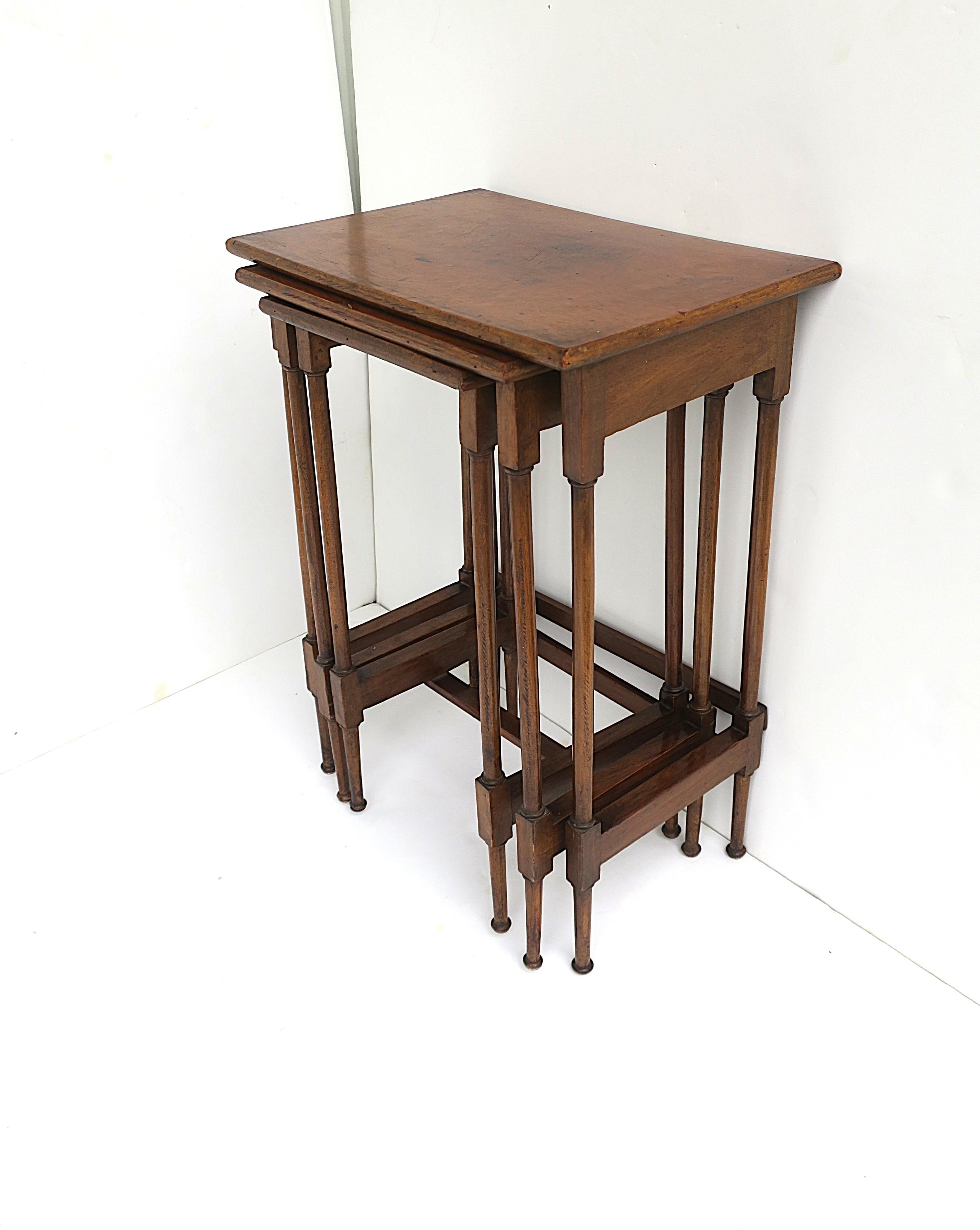 A beautiful set of three (3) antique wood nesting tables, circa early-20th century, England. A great set with beautiful lines. Set sits neatly together when nesting. Easy to pull out and use nesting tables. All a convenient size. 

Dimensions, three