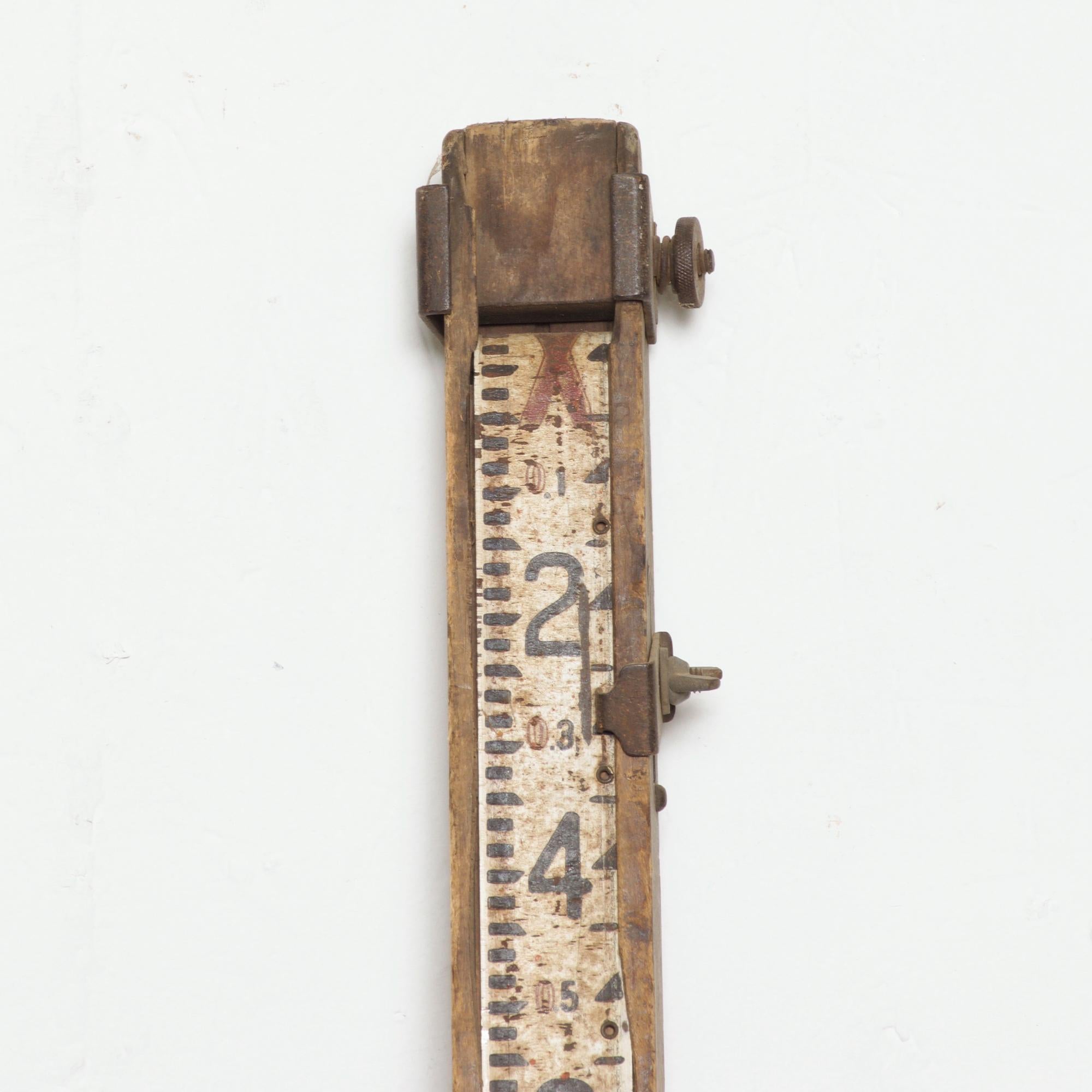 Antique architect's style adjustable extending wood ruler...Easy to read.. You'll love the large type style numbers
Charming patinated metal hinges
Tons of character and history.
Measures: 56