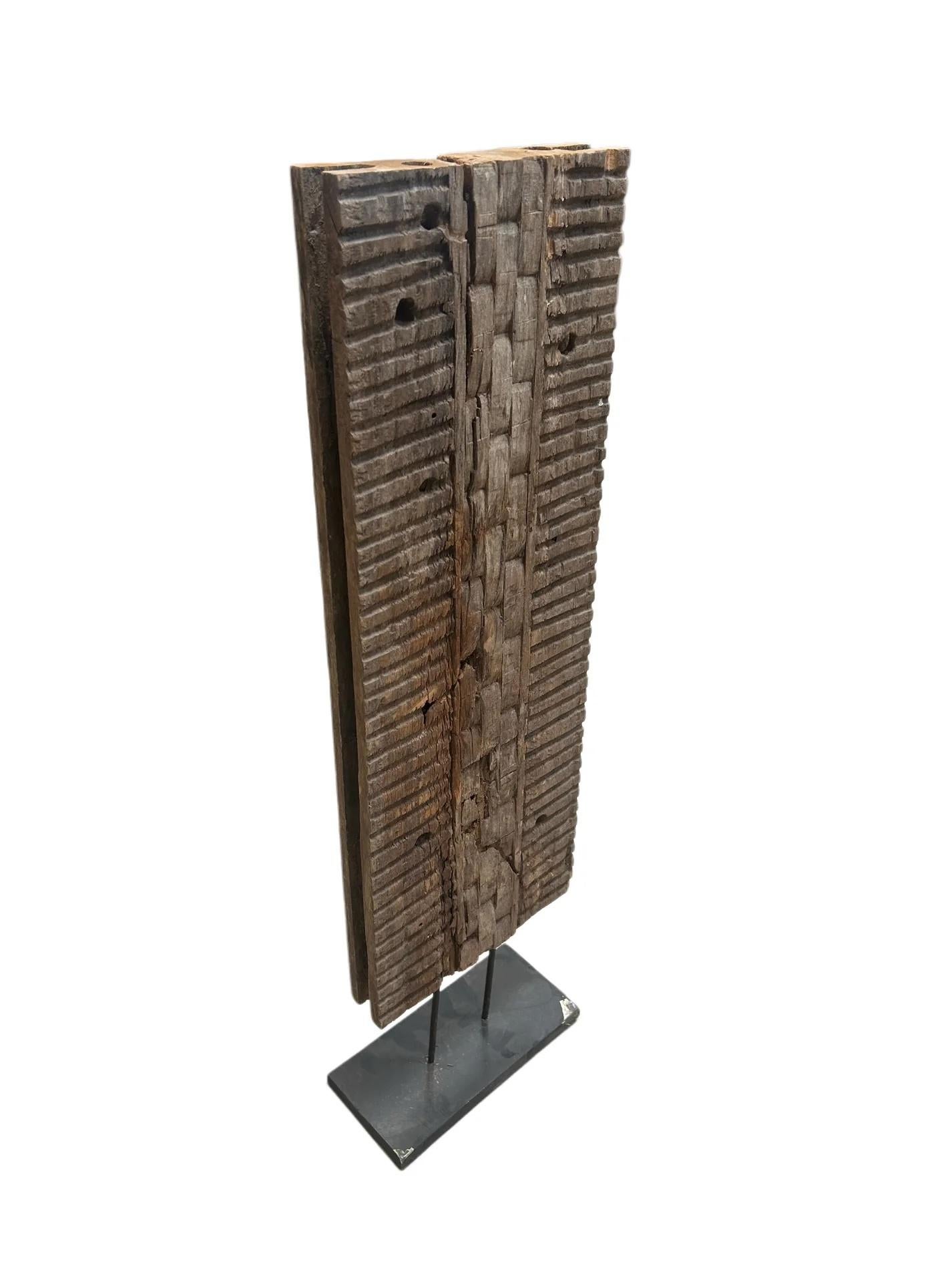 BOUCLIER ANTIQUE EN BOIS AVEC SUPPORT - GRAND
Vers les années 1900, en provenance de l'île de Sumba.
Dimensions totales : 34 