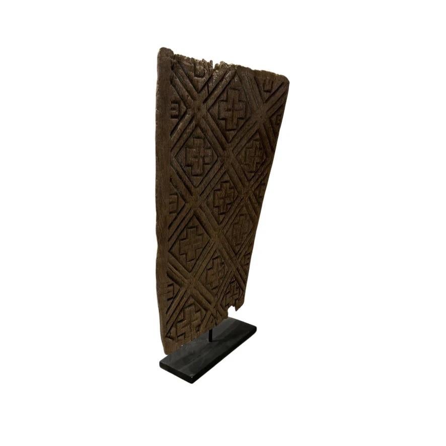 BOUCLIER ANTIQUE EN BOIS AVEC SUPPORT - LARGE
Vers les années 1900, en provenance de l'île de Sumba.
Dimensions totales : 27 