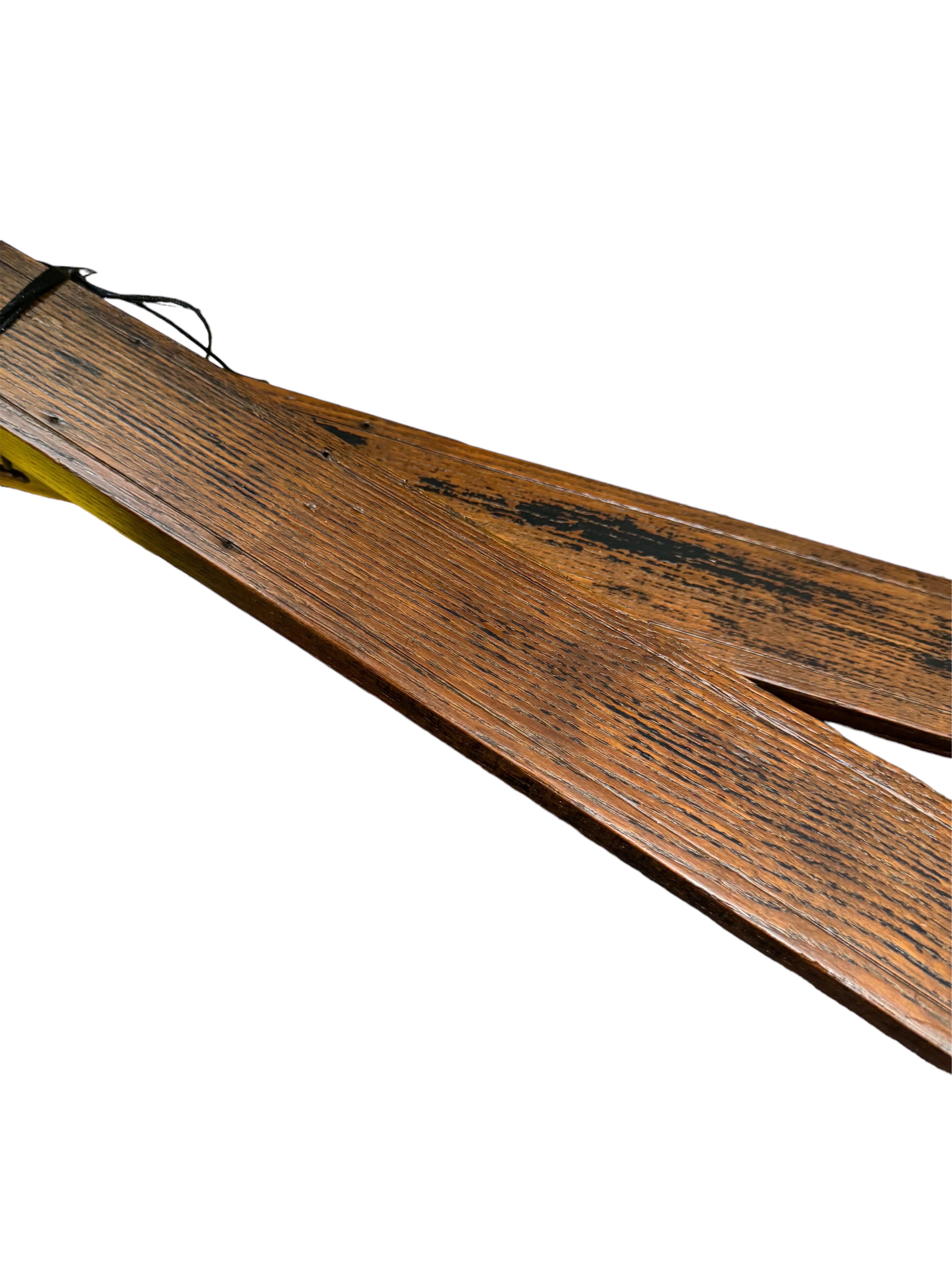 Verniciato Sci antichi in Wood in vendita
