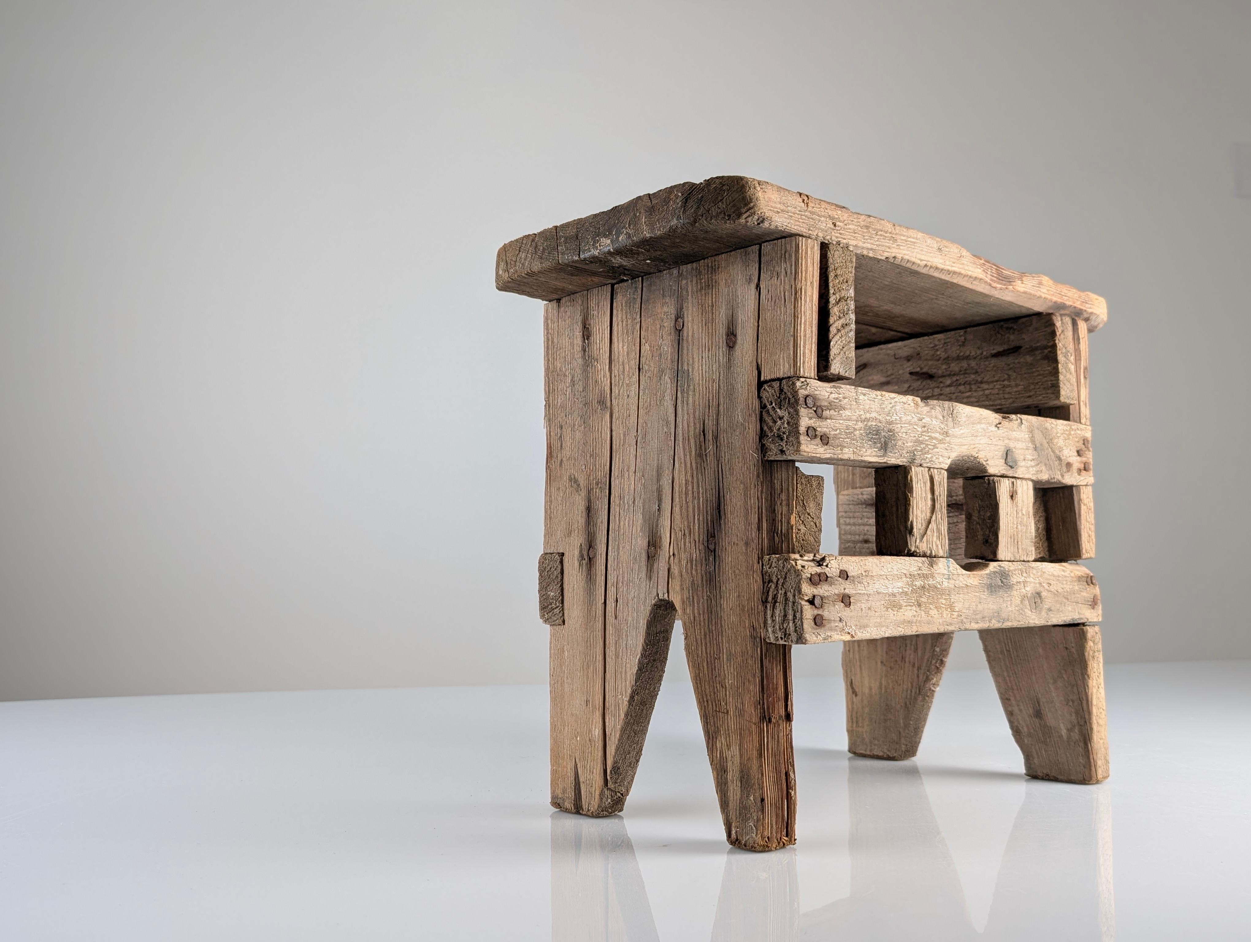 Tabouret en bois ancien, style Wabi Sabi, vieil artisanat en vente 3