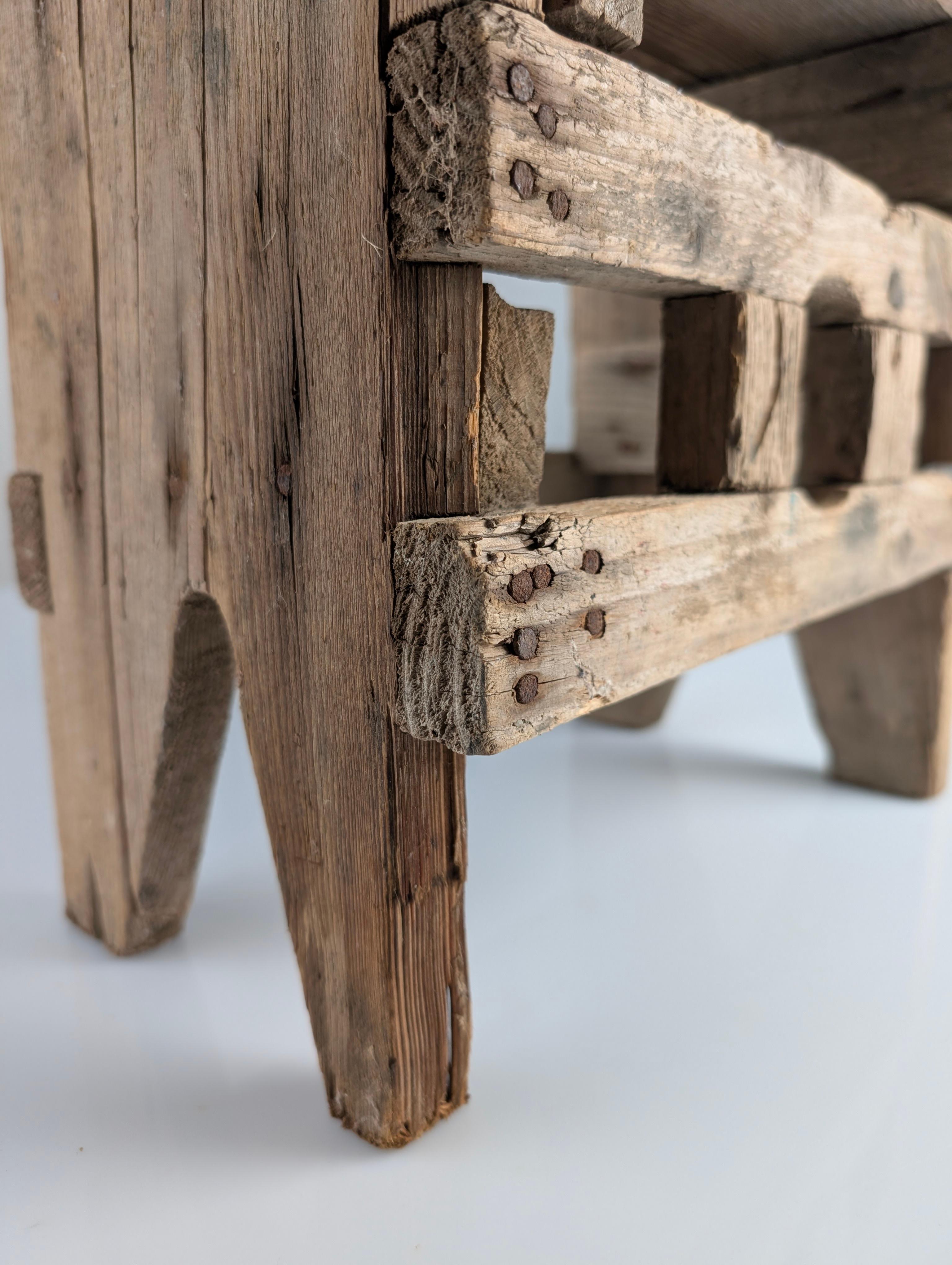 Tabouret en bois ancien, style Wabi Sabi, vieil artisanat en vente 4