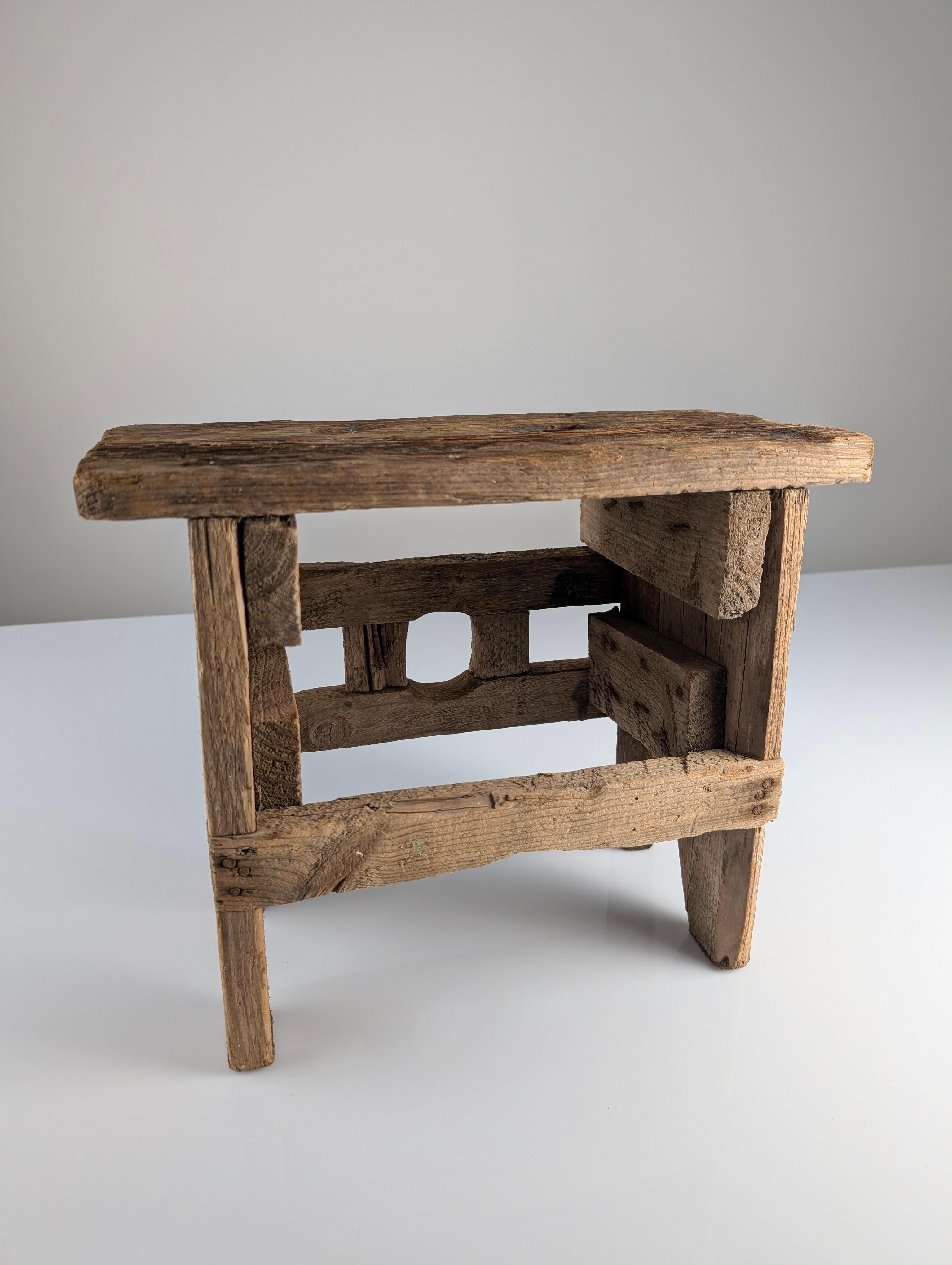 Tabouret en bois ancien, style Wabi Sabi, vieil artisanat en vente 6