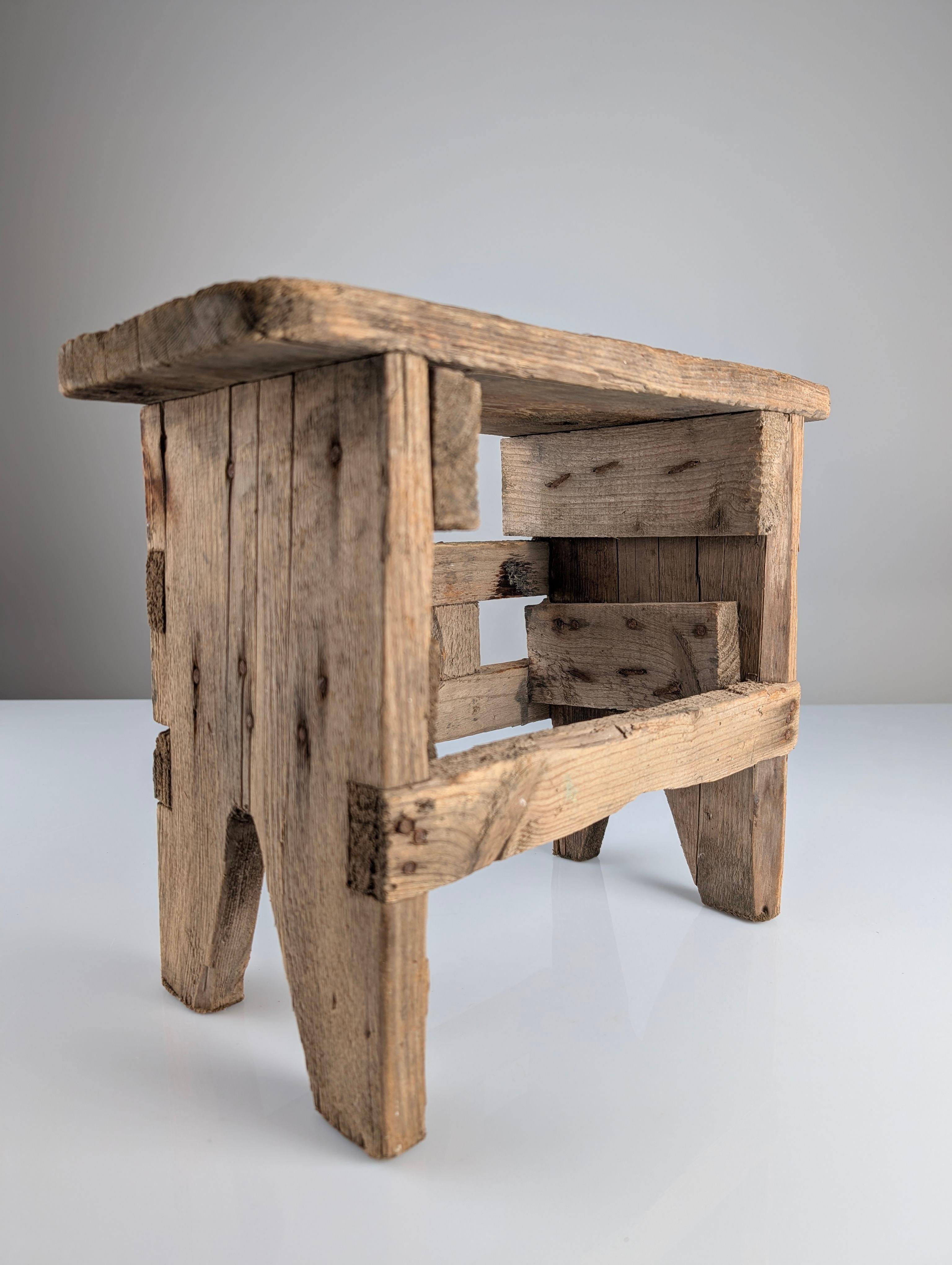 Tabouret en bois ancien, style Wabi Sabi, vieil artisanat en vente 7