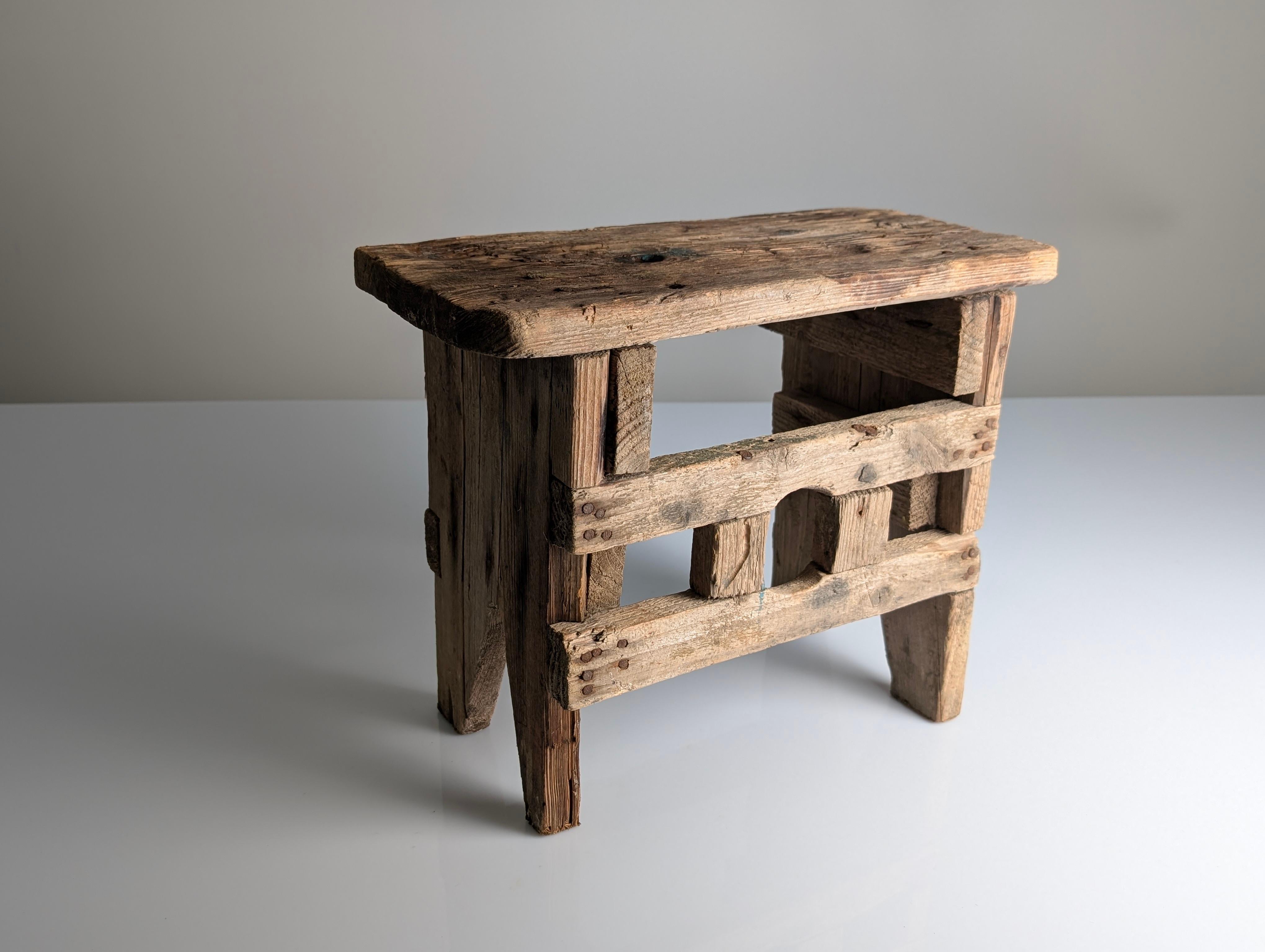 Tabouret en bois ancien, style Wabi Sabi, vieil artisanat en vente 11
