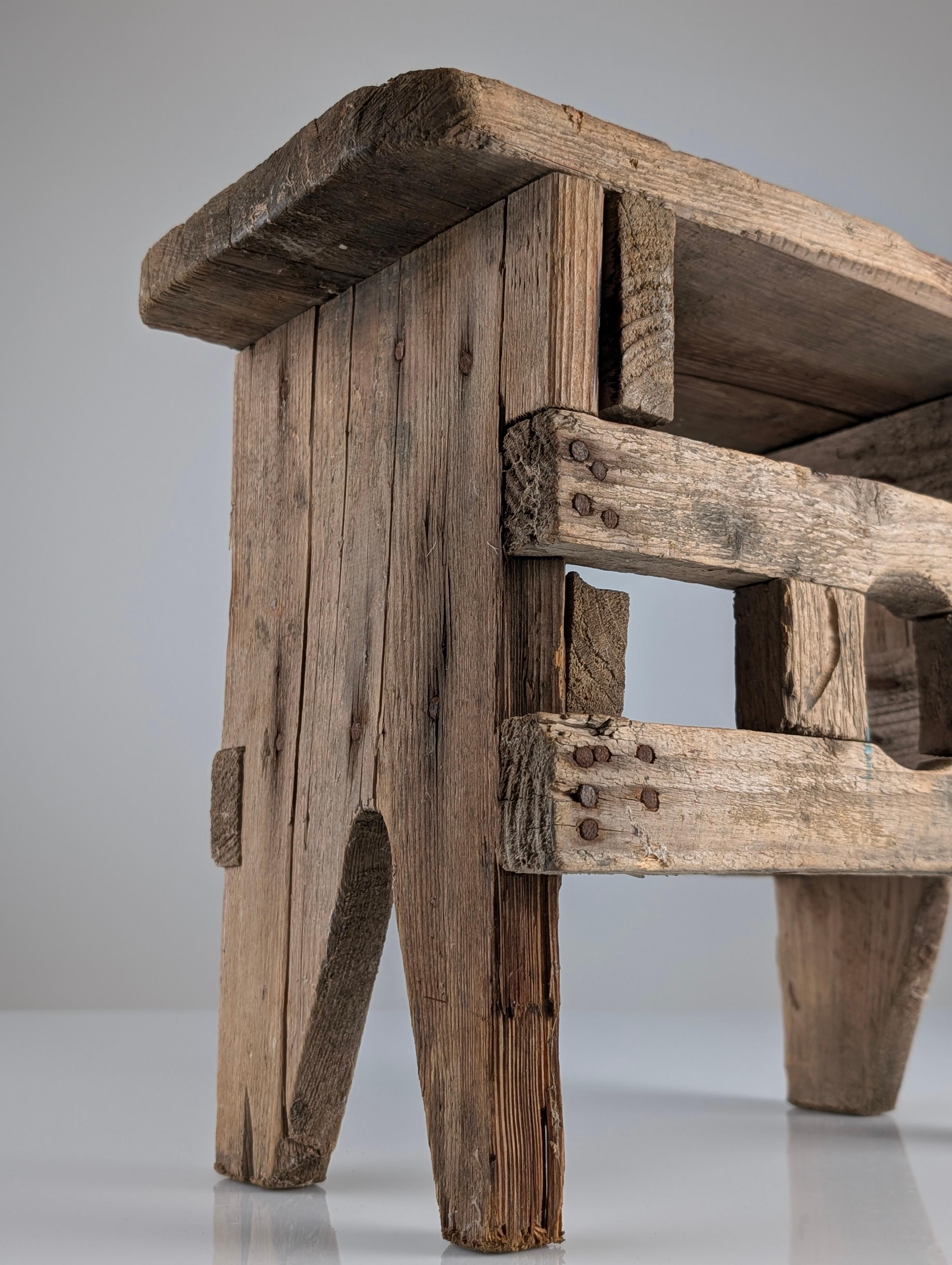 Banc ou tabouret rustique en bois est une véritable pièce d'artisanat ancienne, dont l'esthétique rend hommage à la simplicité et au temps qui passe. Son style Wabi Sabi, beau et marqué, dont l'esthétique honore l'humble et l'éphémère, est le