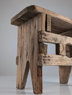 Antiker Holz Hocker, Wabi Sabi Stil, alte Handwerkskunst