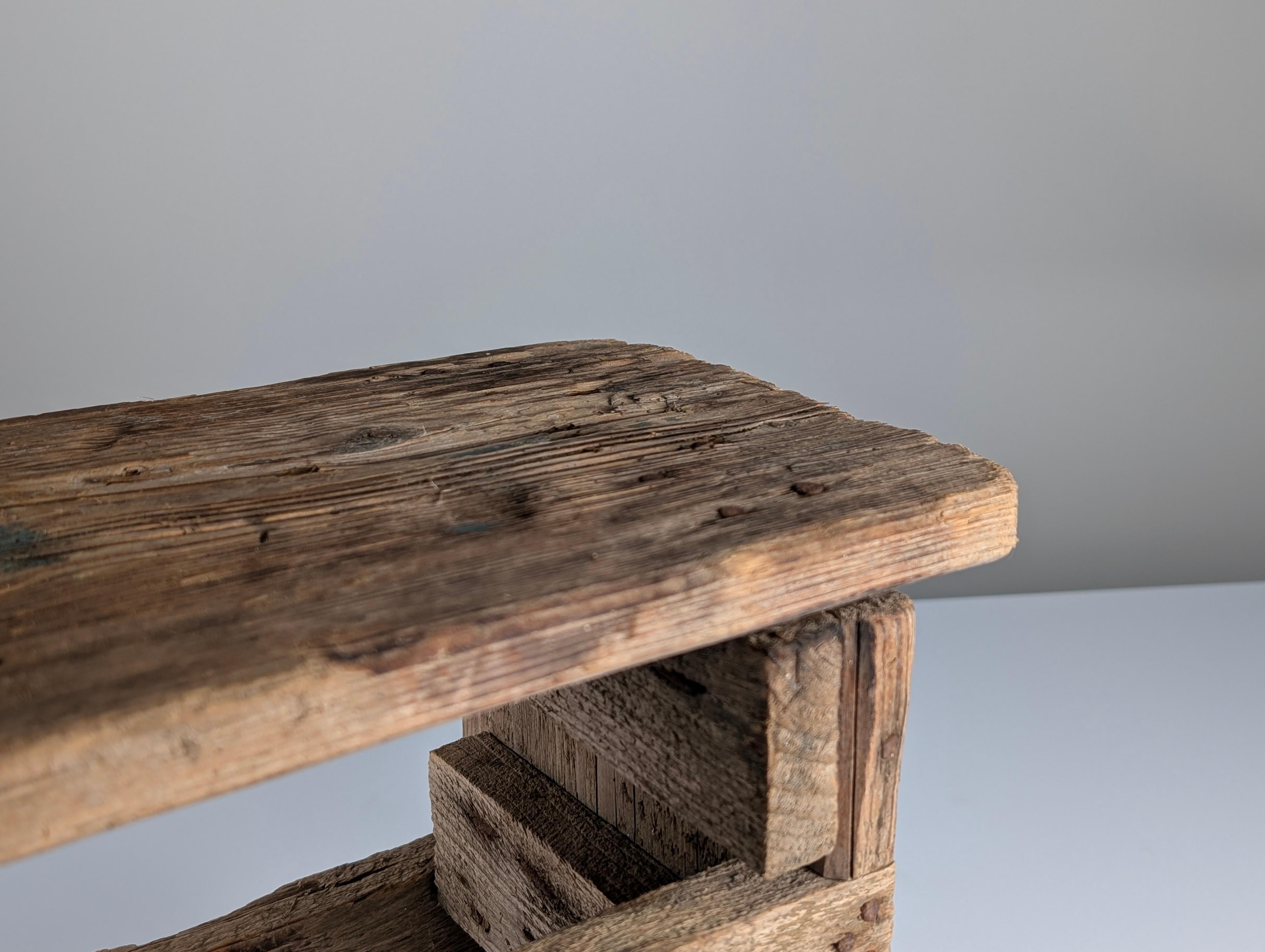 Rustique Tabouret en bois ancien, style Wabi Sabi, vieil artisanat en vente