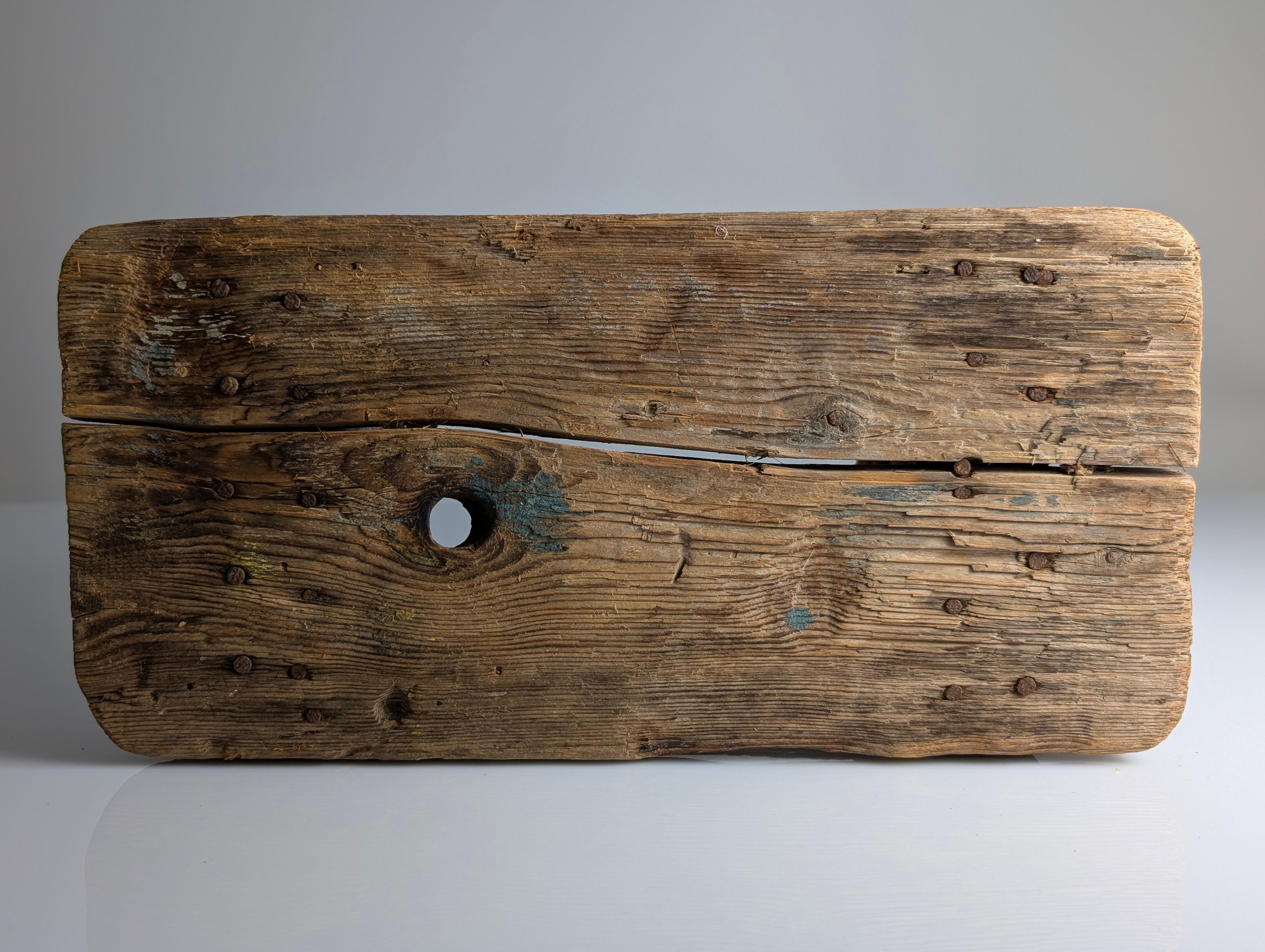 Espagnol Tabouret en bois ancien, style Wabi Sabi, vieil artisanat en vente