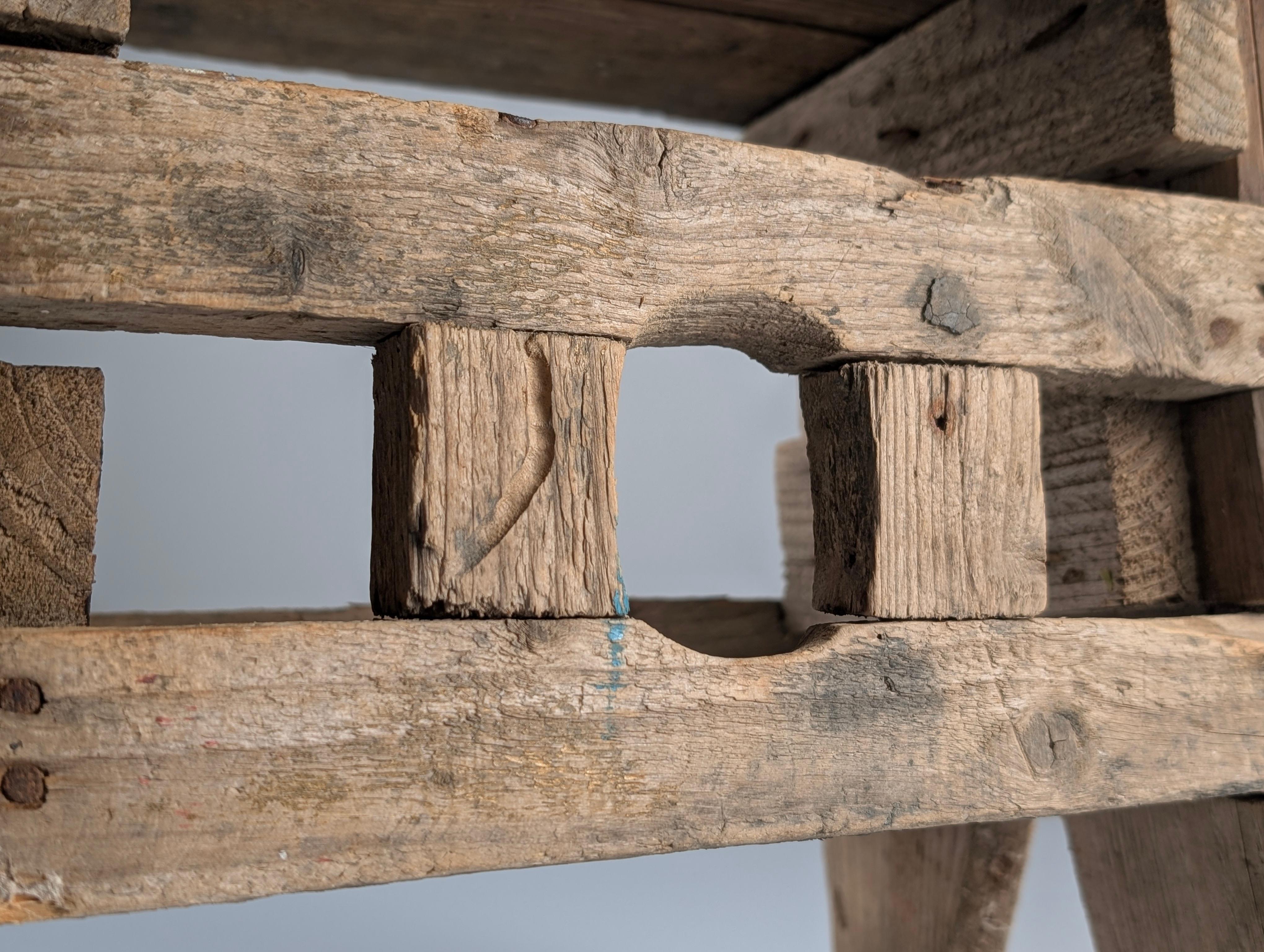 Bois Tabouret en bois ancien, style Wabi Sabi, vieil artisanat en vente
