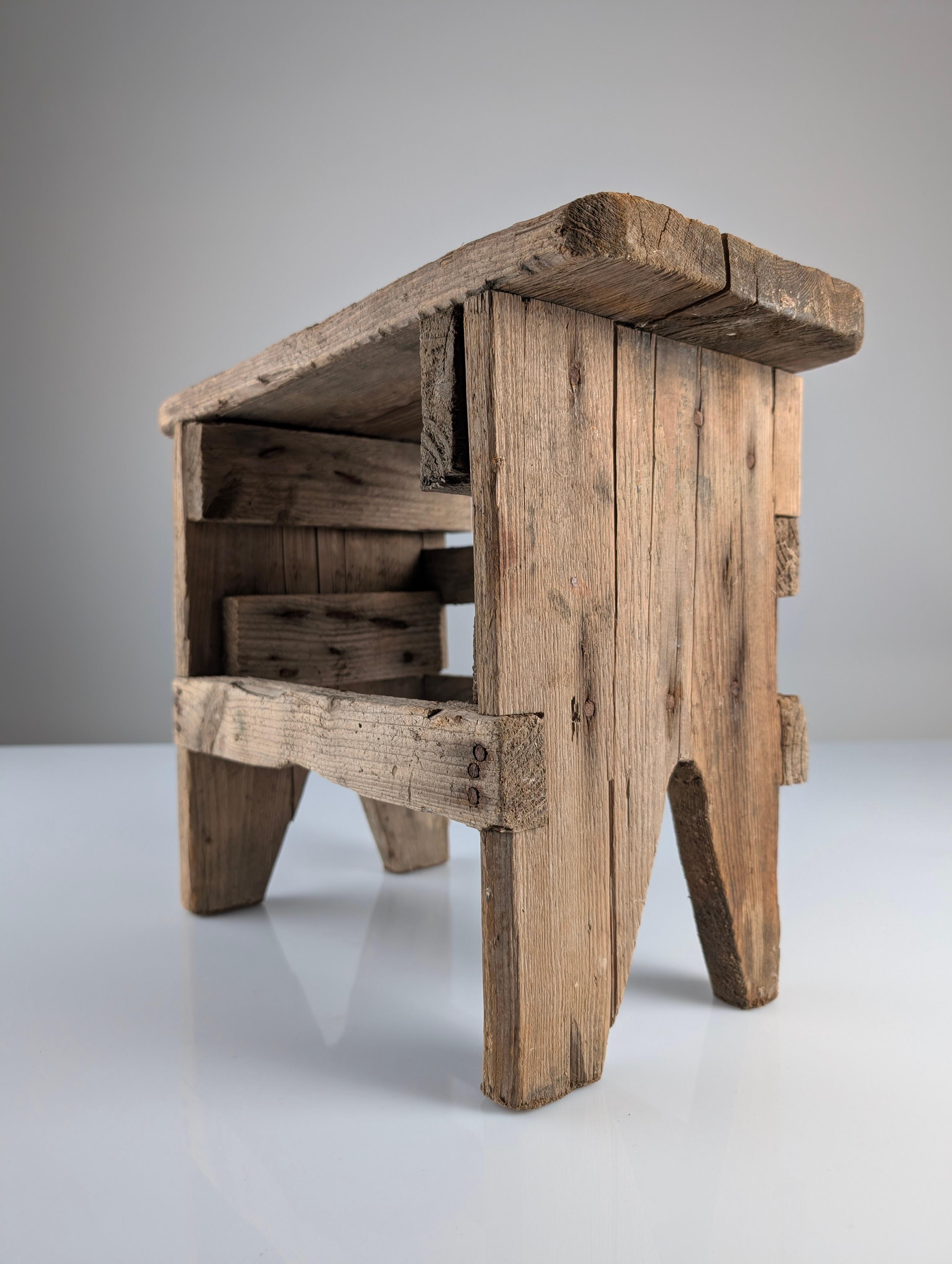 Tabouret en bois ancien, style Wabi Sabi, vieil artisanat en vente 1