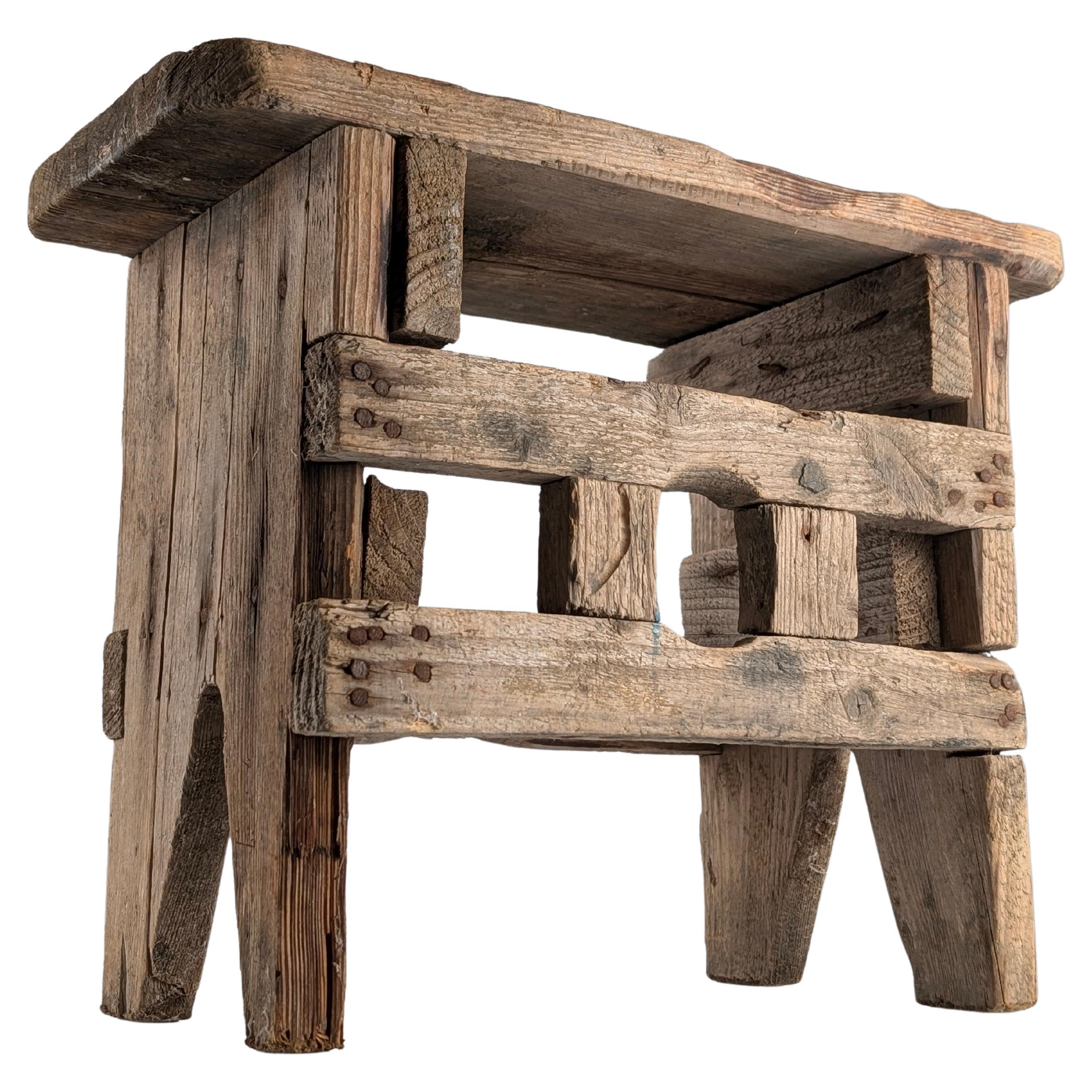 Tabouret en bois ancien, style Wabi Sabi, vieil artisanat