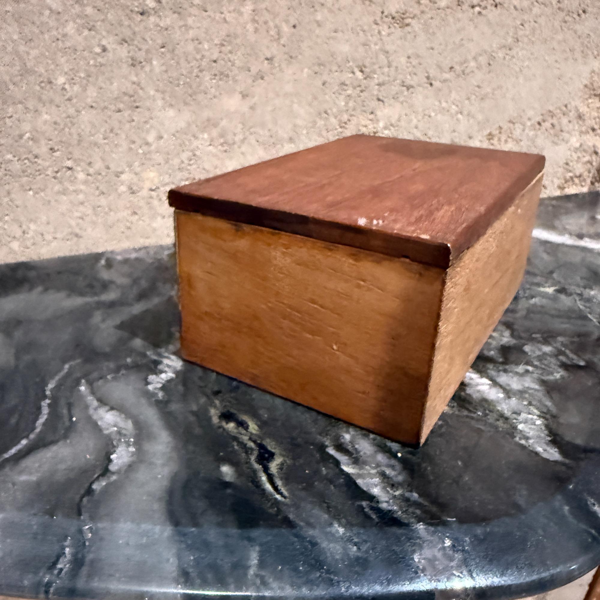 Milieu du XXe siècle Antique Wood Studio Box Safe Keep Jewelry Handmade (boîte à bijoux ancienne en bois) en vente