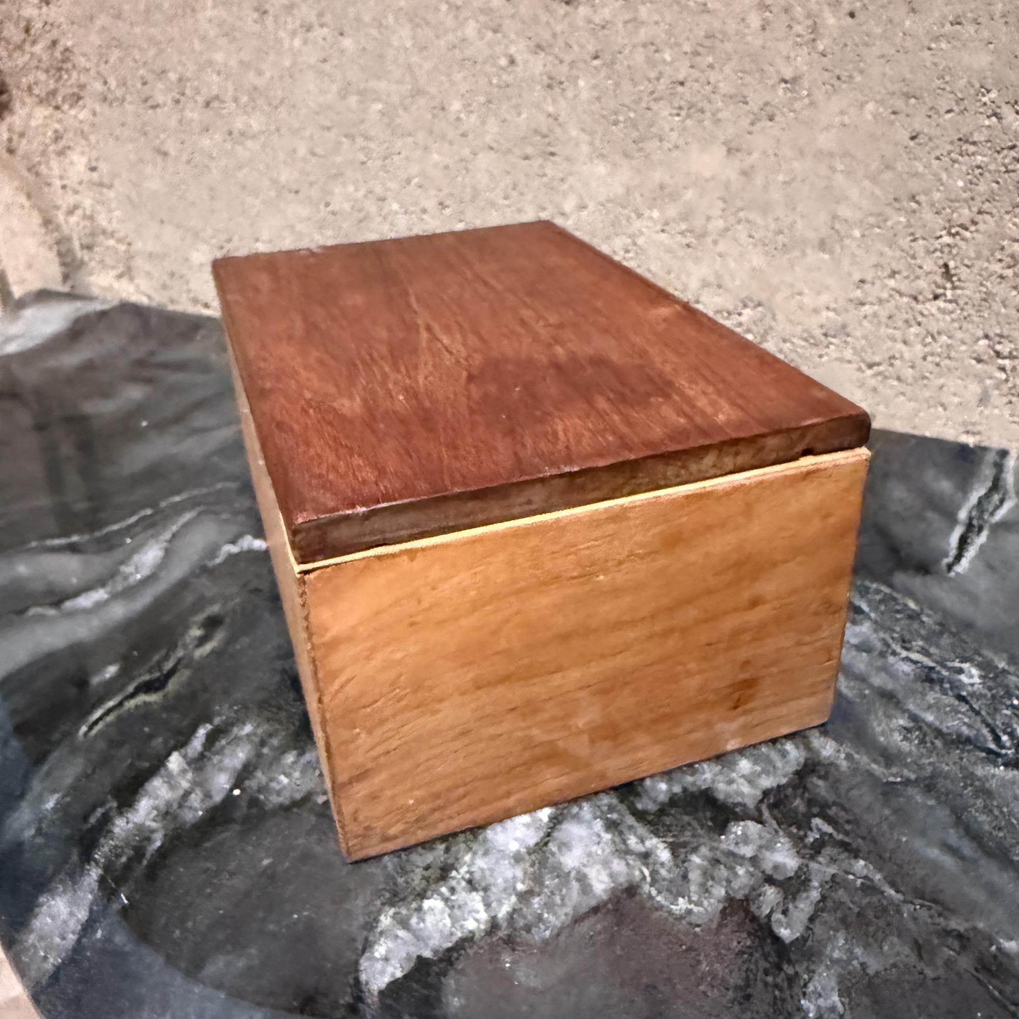 Bois Antique Wood Studio Box Safe Keep Jewelry Handmade (boîte à bijoux ancienne en bois) en vente