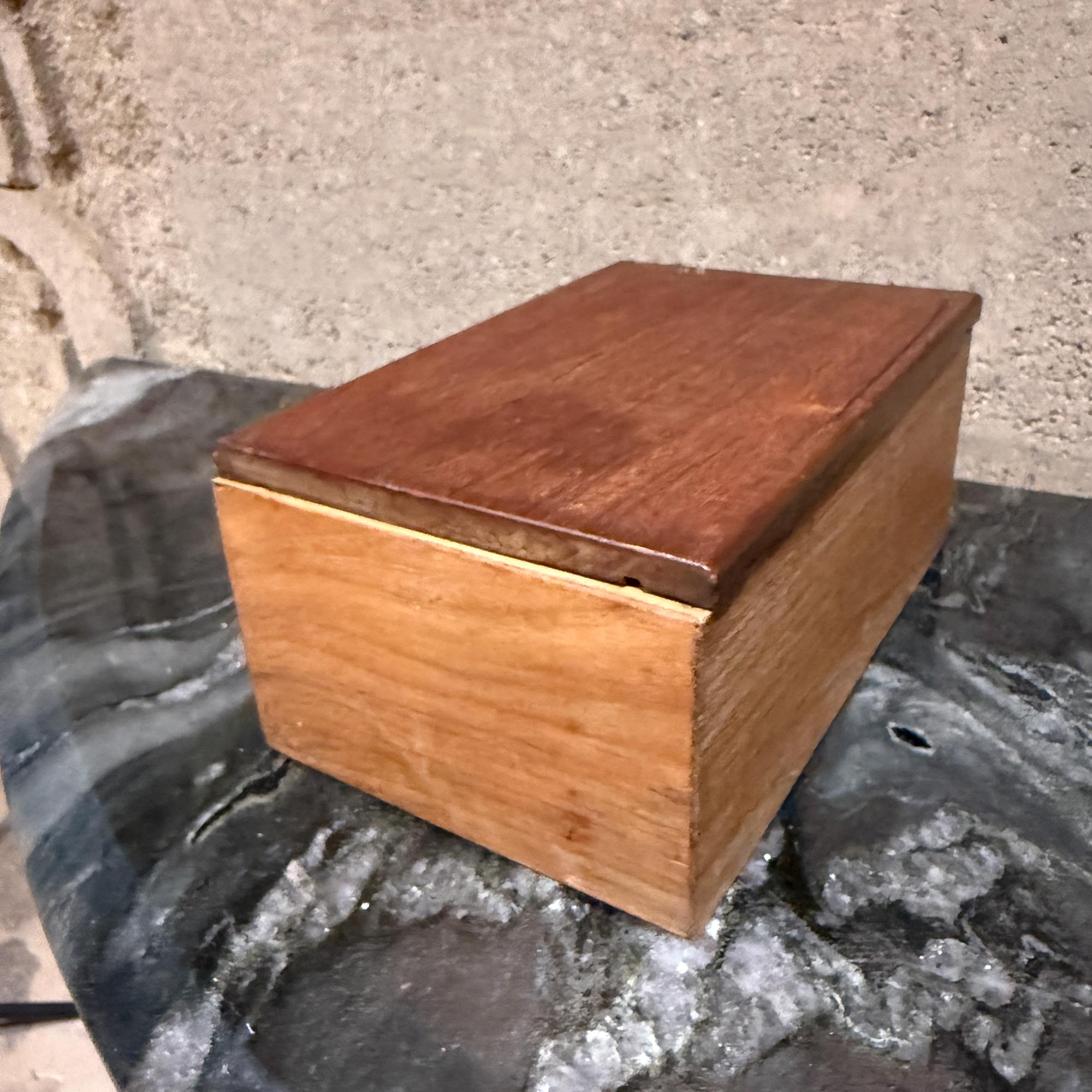 Antique Wood Studio Box Safe Keep Jewelry Handmade (boîte à bijoux ancienne en bois) en vente 1