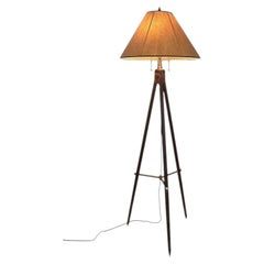 Base trípode de madera antigua con brazo ajustable / Pantalla pintada a mano / Latón sin tratar