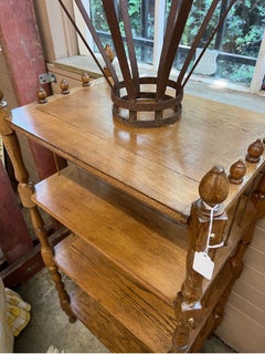 Libreria o scaffale in legno antico tornito Accenti in metallo. Ripiani fissi