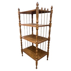 Bibliothèque ou étagère ancienne en bois tourné avec accents métalliques. Étagères fixes