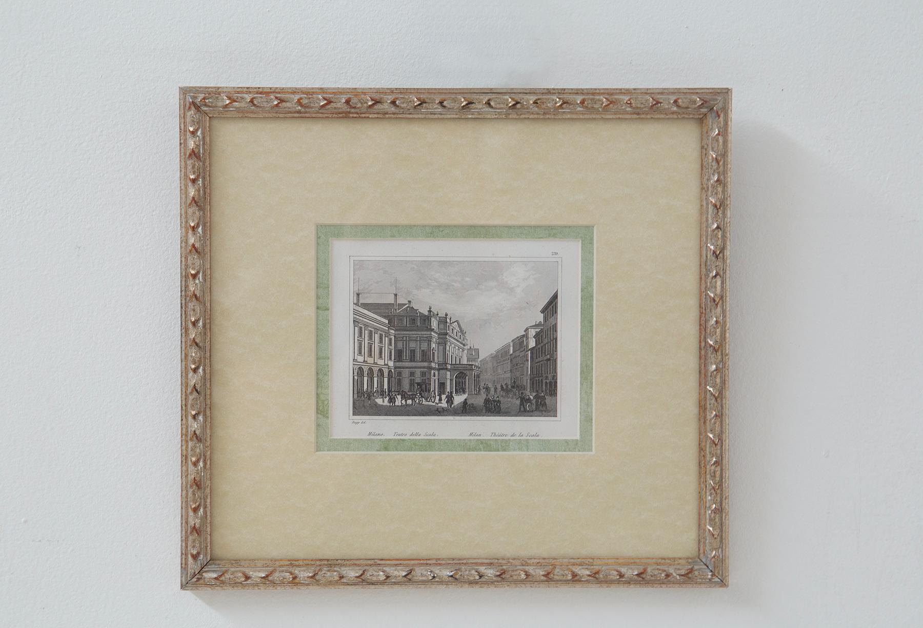 Gravure ancienne originale représentant le Teatro alla Scala de Milan, l'un des opéras les plus renommés au monde. Cette scène finement détaillée capture la façade néoclassique de la Scala, animée par la vie urbaine du XIXe siècle - des calèches