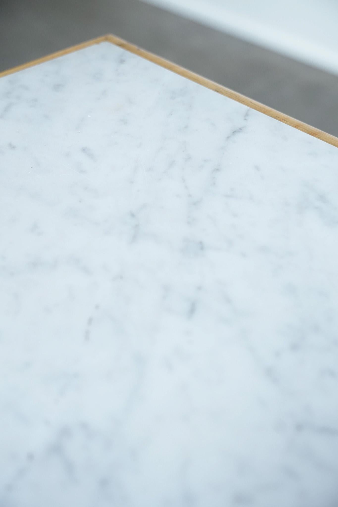 Meuble d'entrée/de nuit ancien en bois à une porte avec un plateau en marbre clair en vente 3